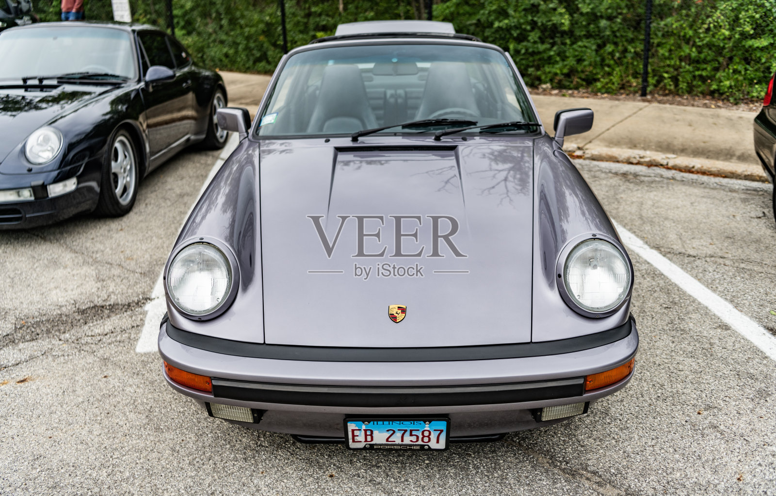 1989年保时捷911 Carrera Targa停在街上。1989年保时捷911 Carrera Targa豪华运动复古车。照片摄影图片