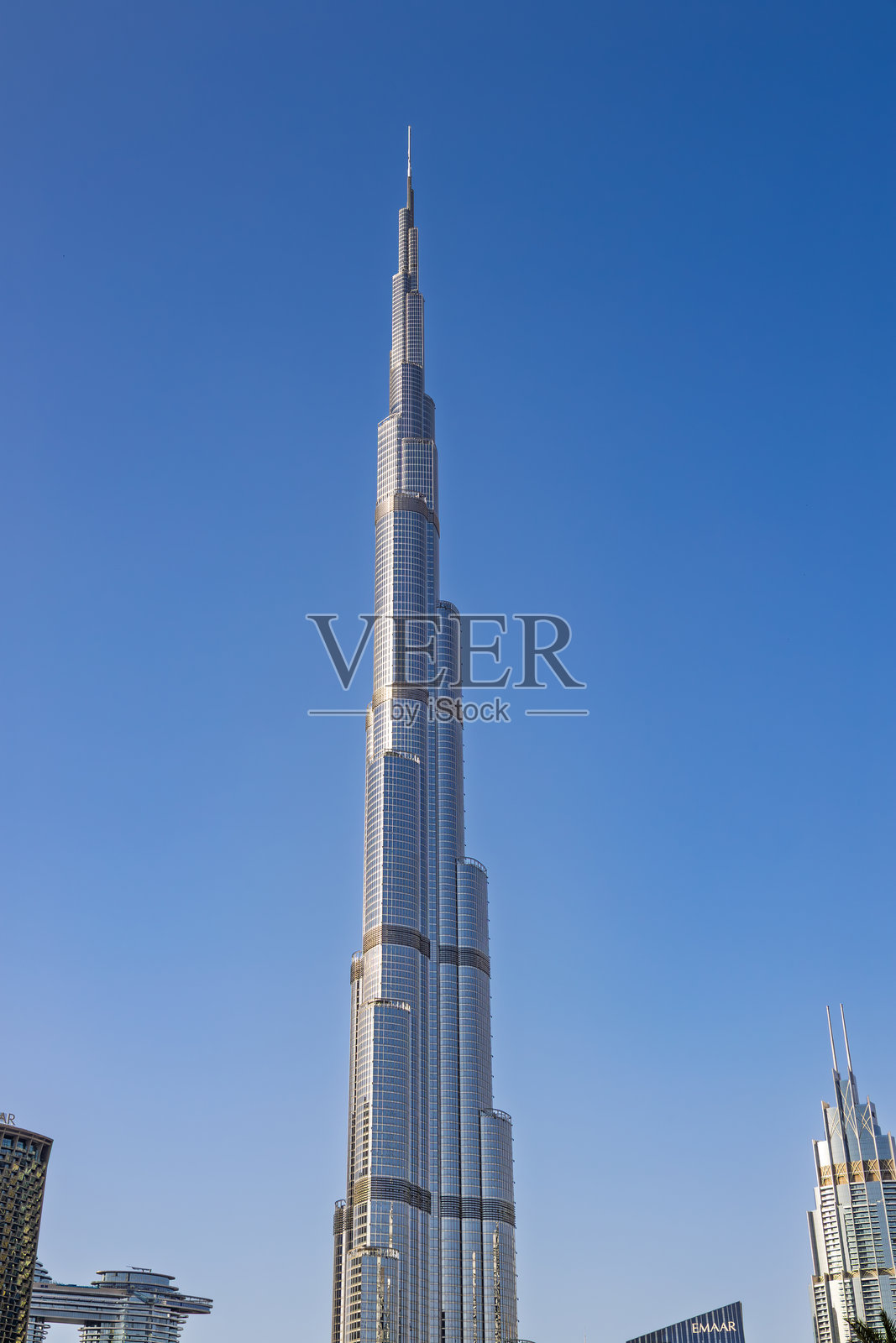 迪拜市中心阳光明媚的标志性哈利法塔摩天大楼照片摄影图片