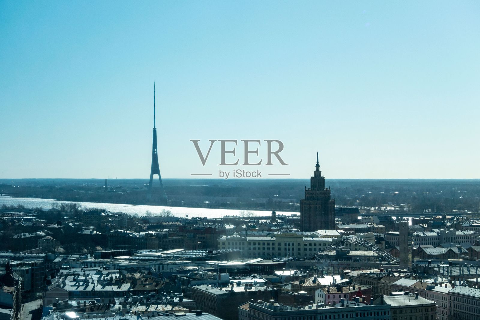 里加天际线，包含电视塔和历史建筑。照片摄影图片