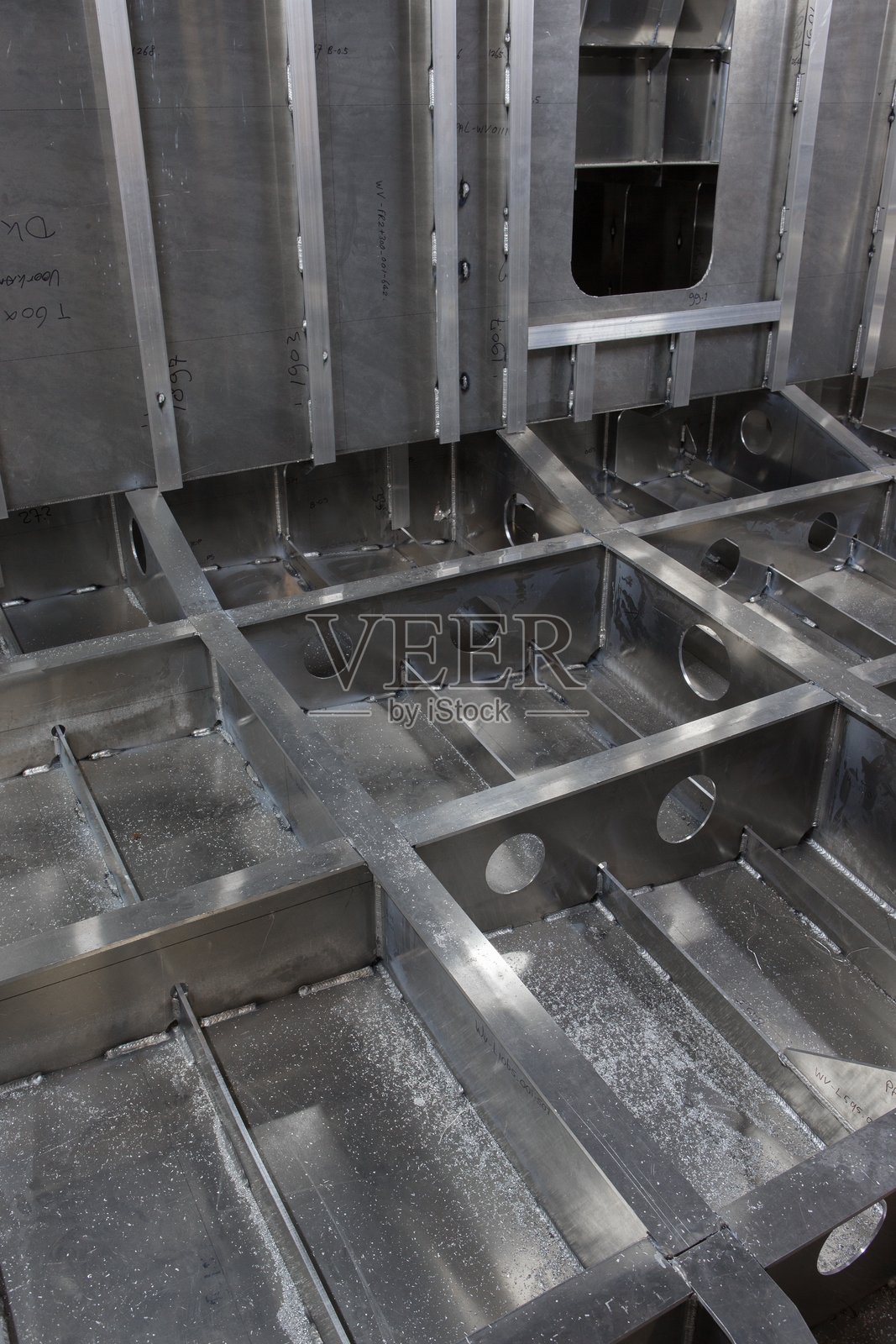 造船行业。超级游艇。在船厂。照片摄影图片