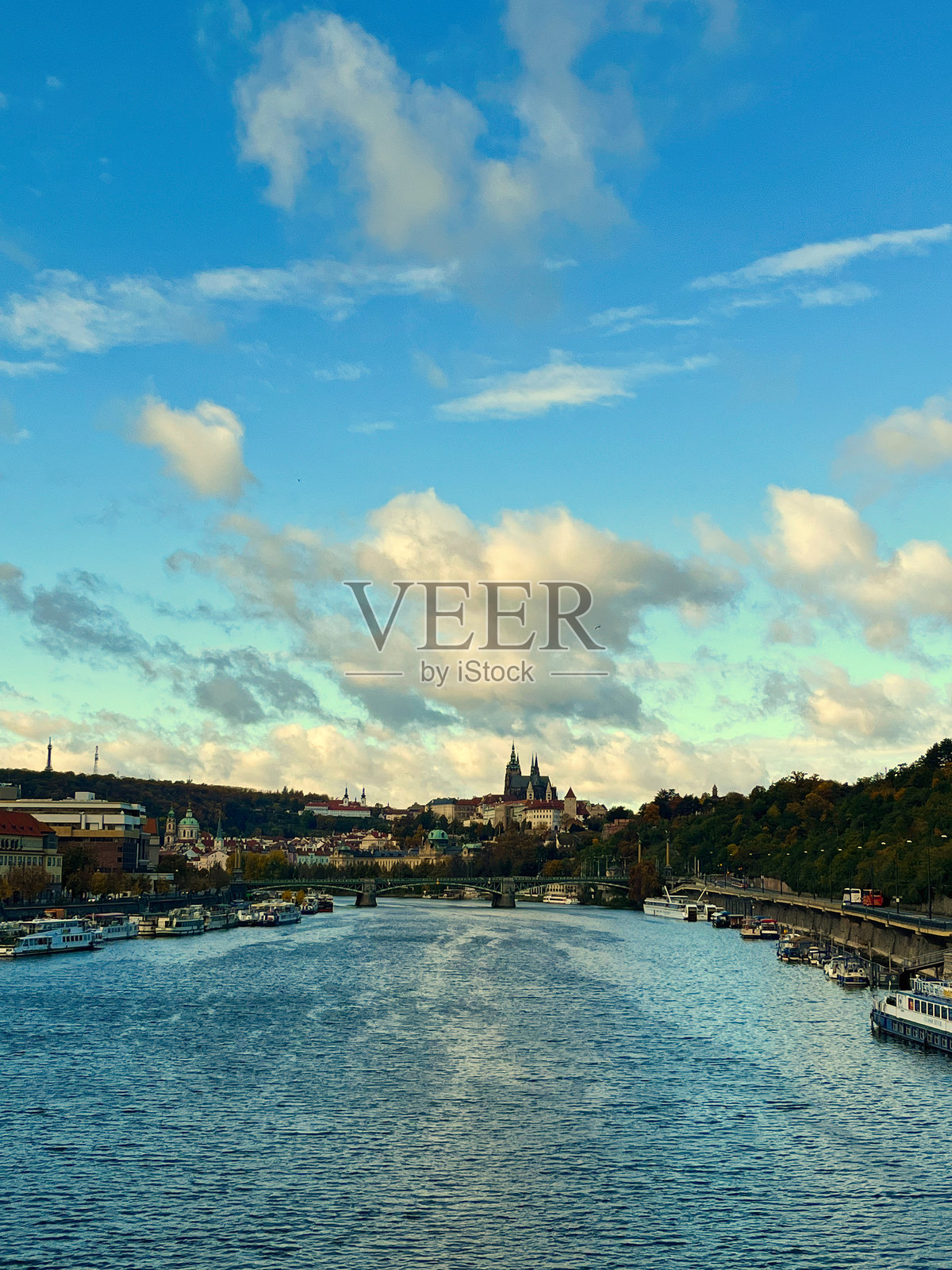 俯瞰伏尔塔瓦河与布拉格城堡,天空呈现蔚蓝色照片摄影图片