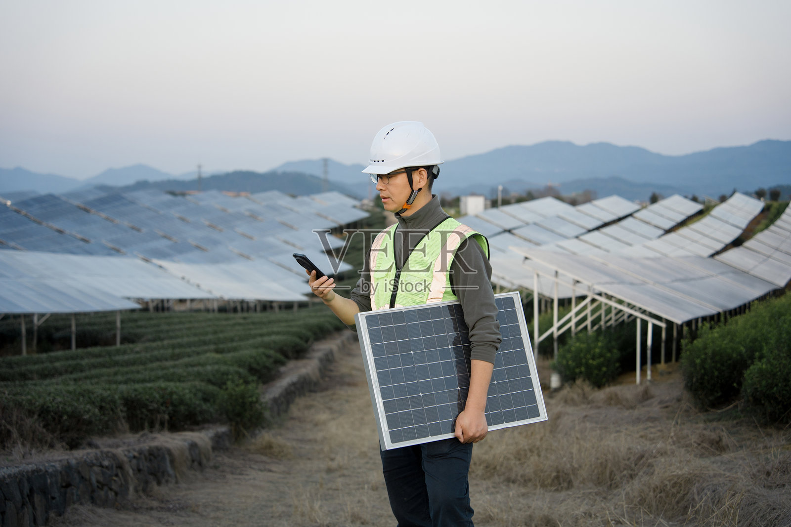 光伏电站工程师手持组件巡检现场照片摄影图片