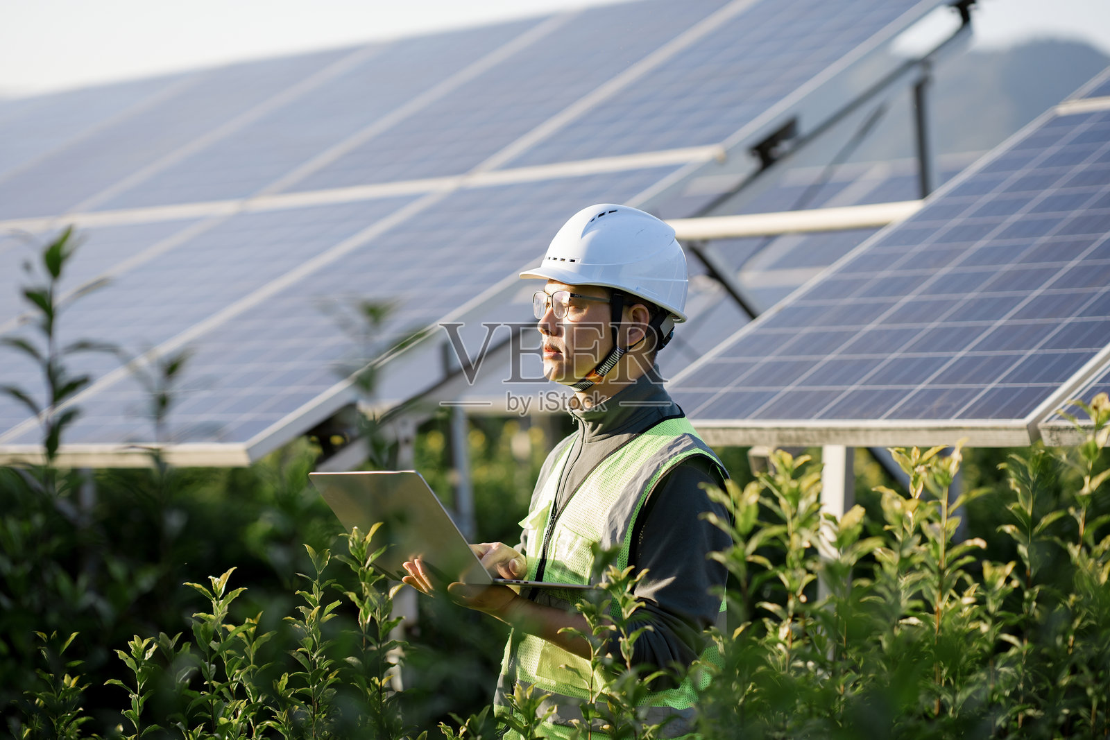 工程师戴安全帽持平板巡检光伏电站照片摄影图片