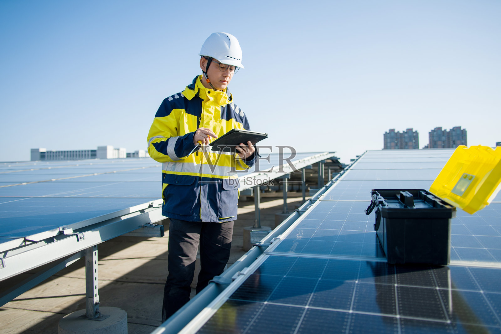 光伏电站工程师现场检测太阳能板照片摄影图片