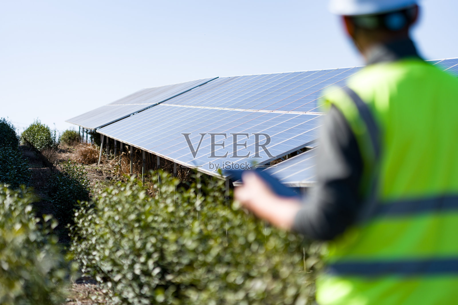 光伏电站巡检人员现场作业场景照片摄影图片