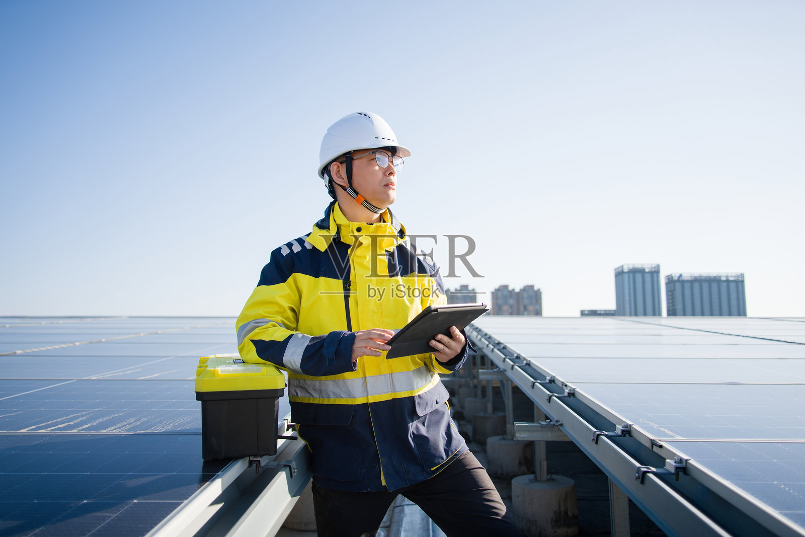 光伏电站工程师巡检手持平板记录照片摄影图片