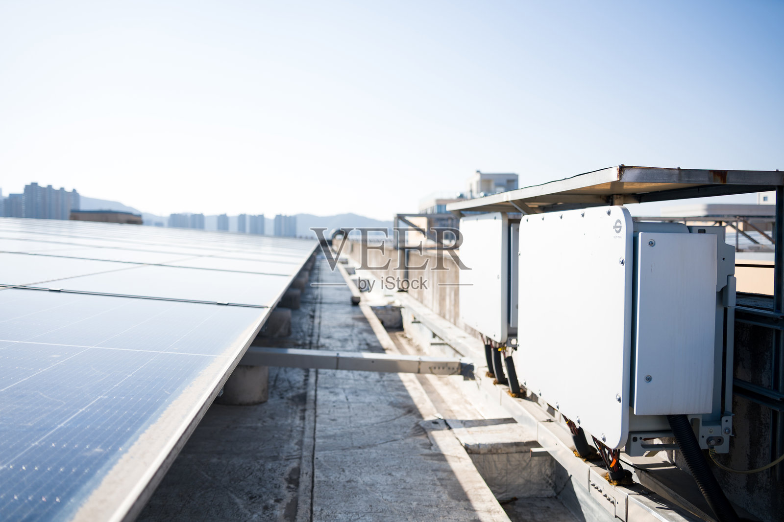 屋顶光伏板与逆变器设备实景照片摄影图片