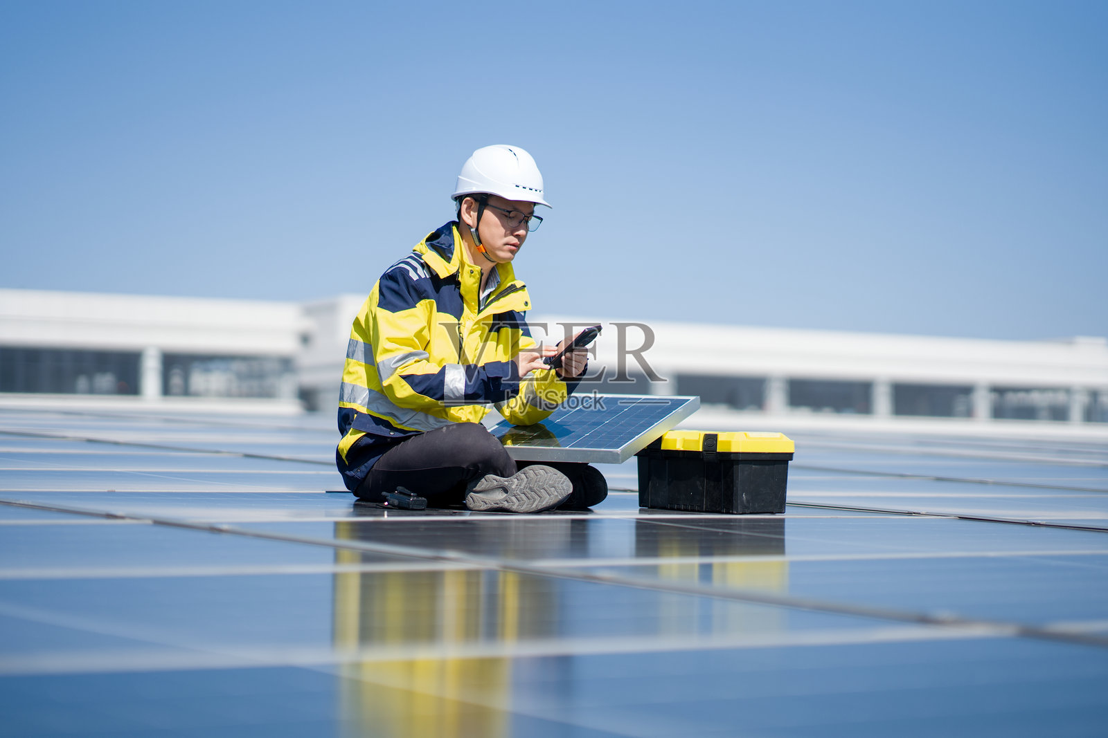 工程师屋顶检测光伏板使用手机照片摄影图片