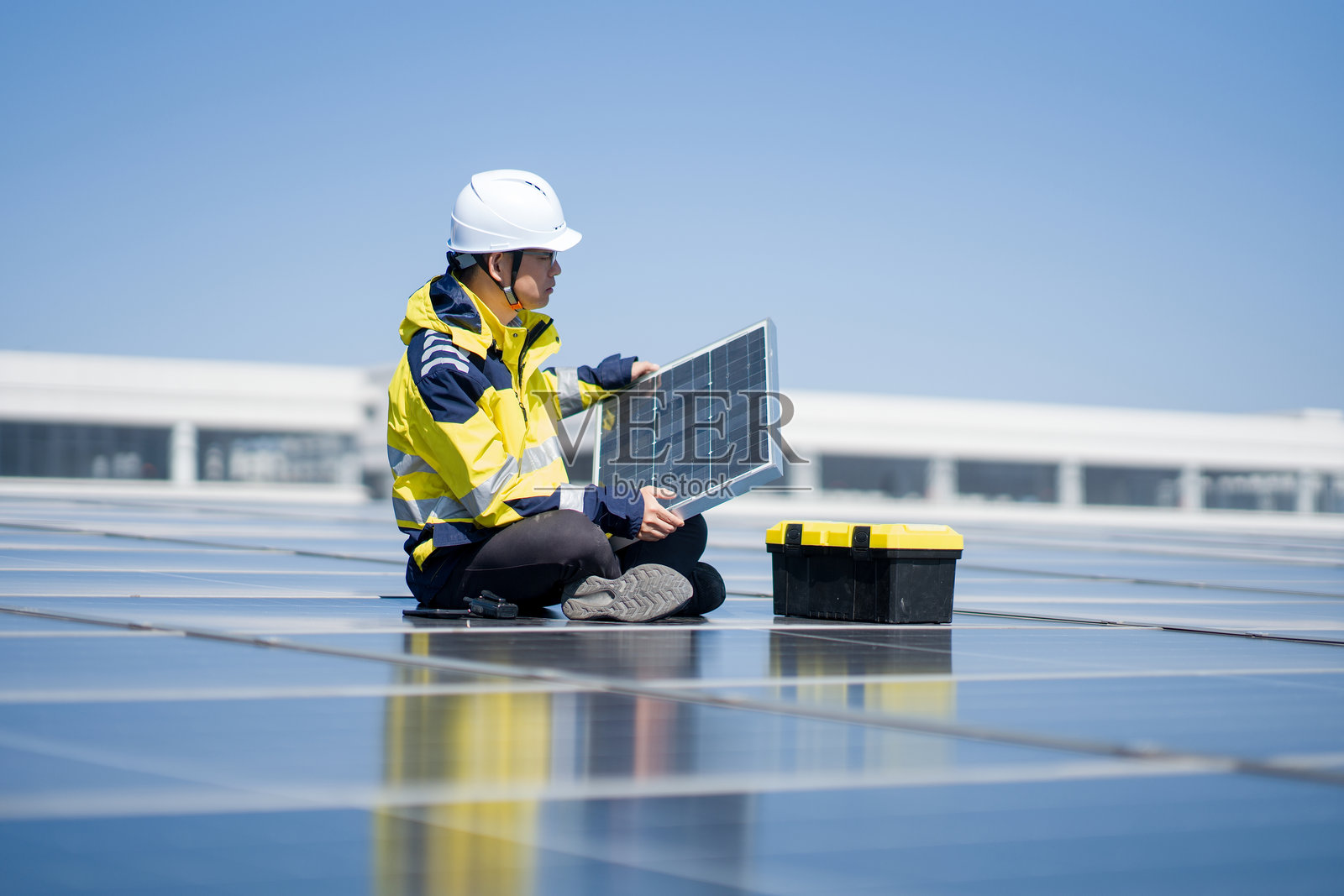 工程师屋顶检测太阳能电池板照片摄影图片