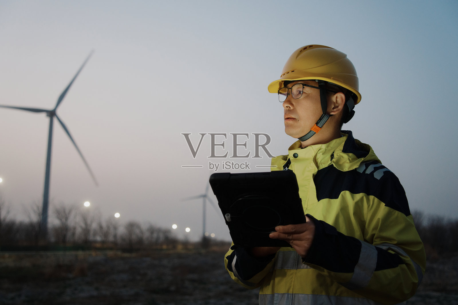 风电场工程师夜间巡检手持平板照片摄影图片