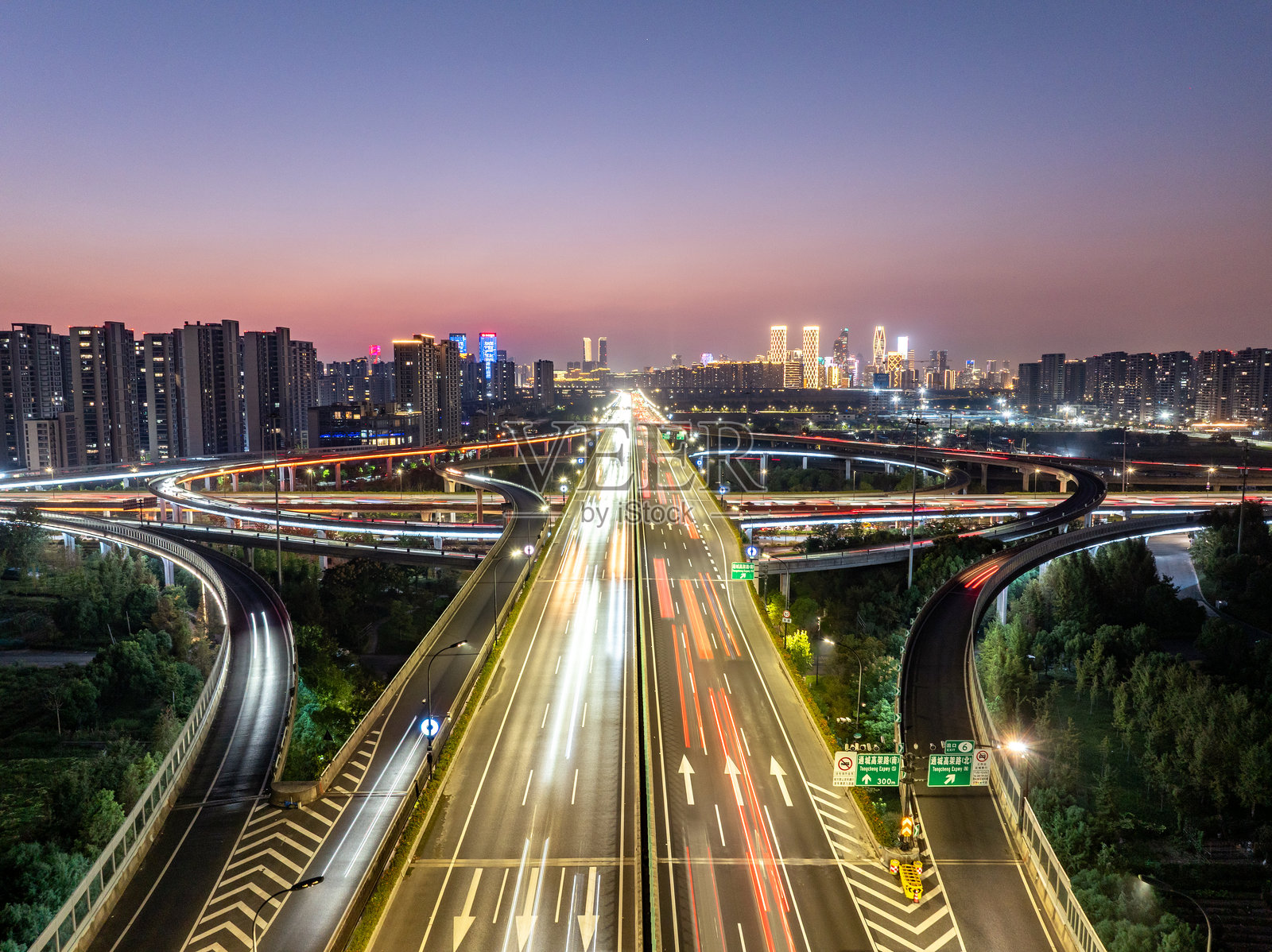 城市黄昏立交桥车流夜景照片摄影图片