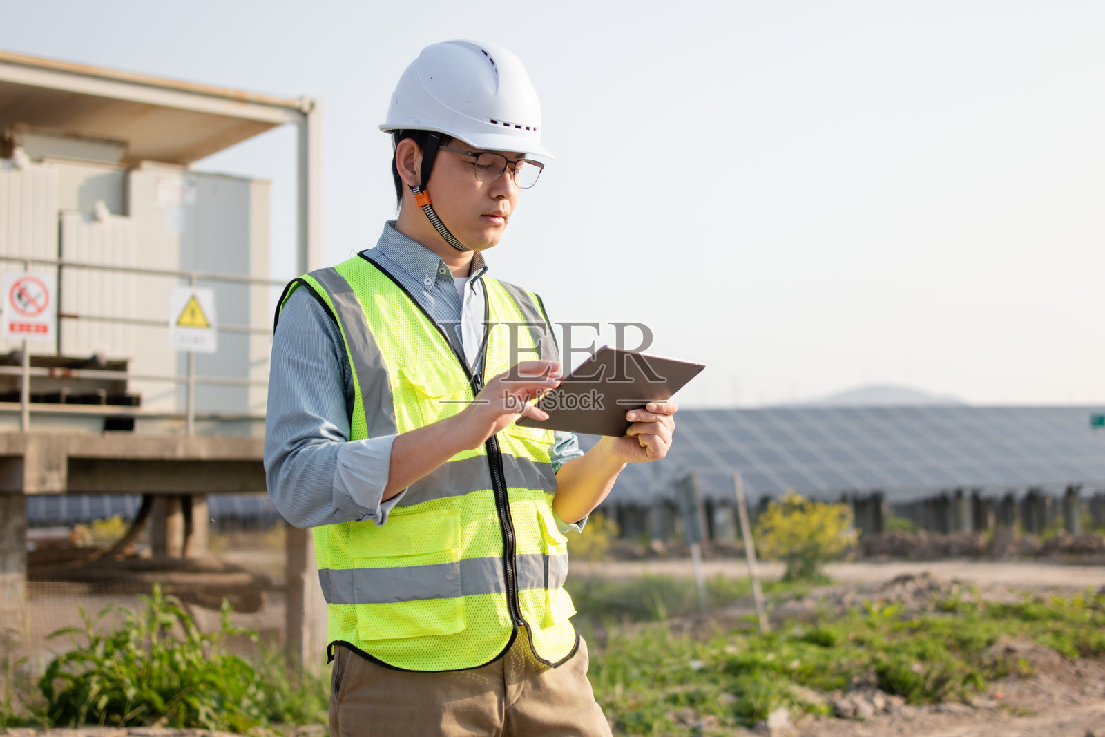 工程师在光伏电站使用平板照片摄影图片