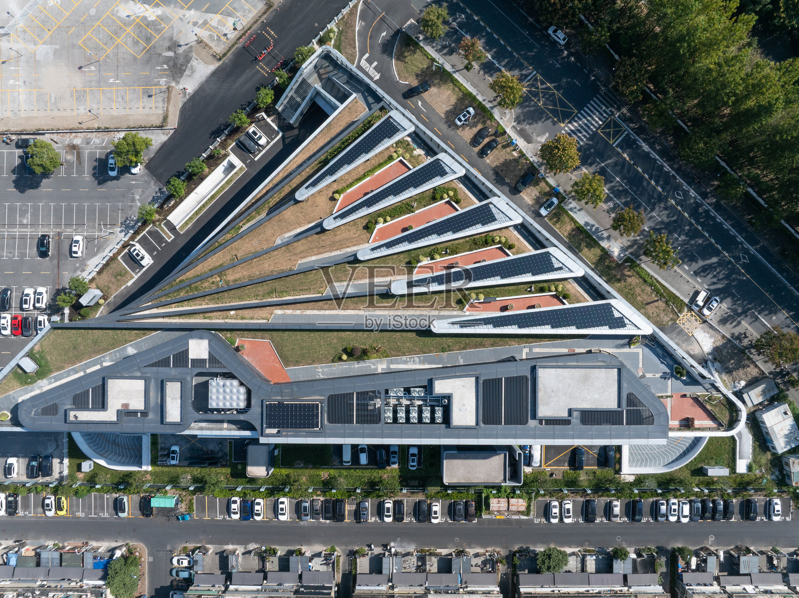 航拍现代低碳商业建筑照片摄影图片