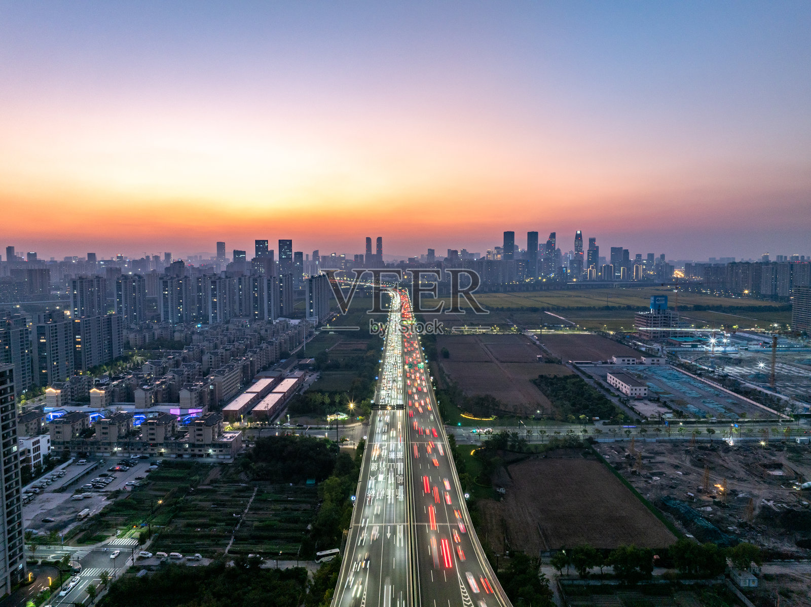 黄昏城市道路车流夜景照片摄影图片