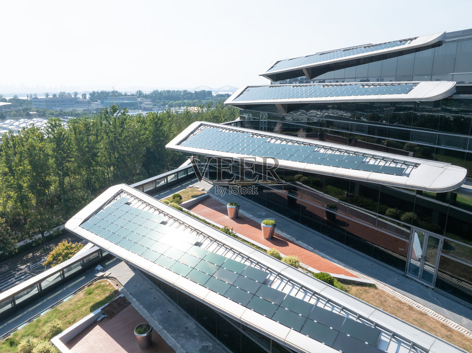 现代建筑带玻璃顶与绿植景观照片摄影图片