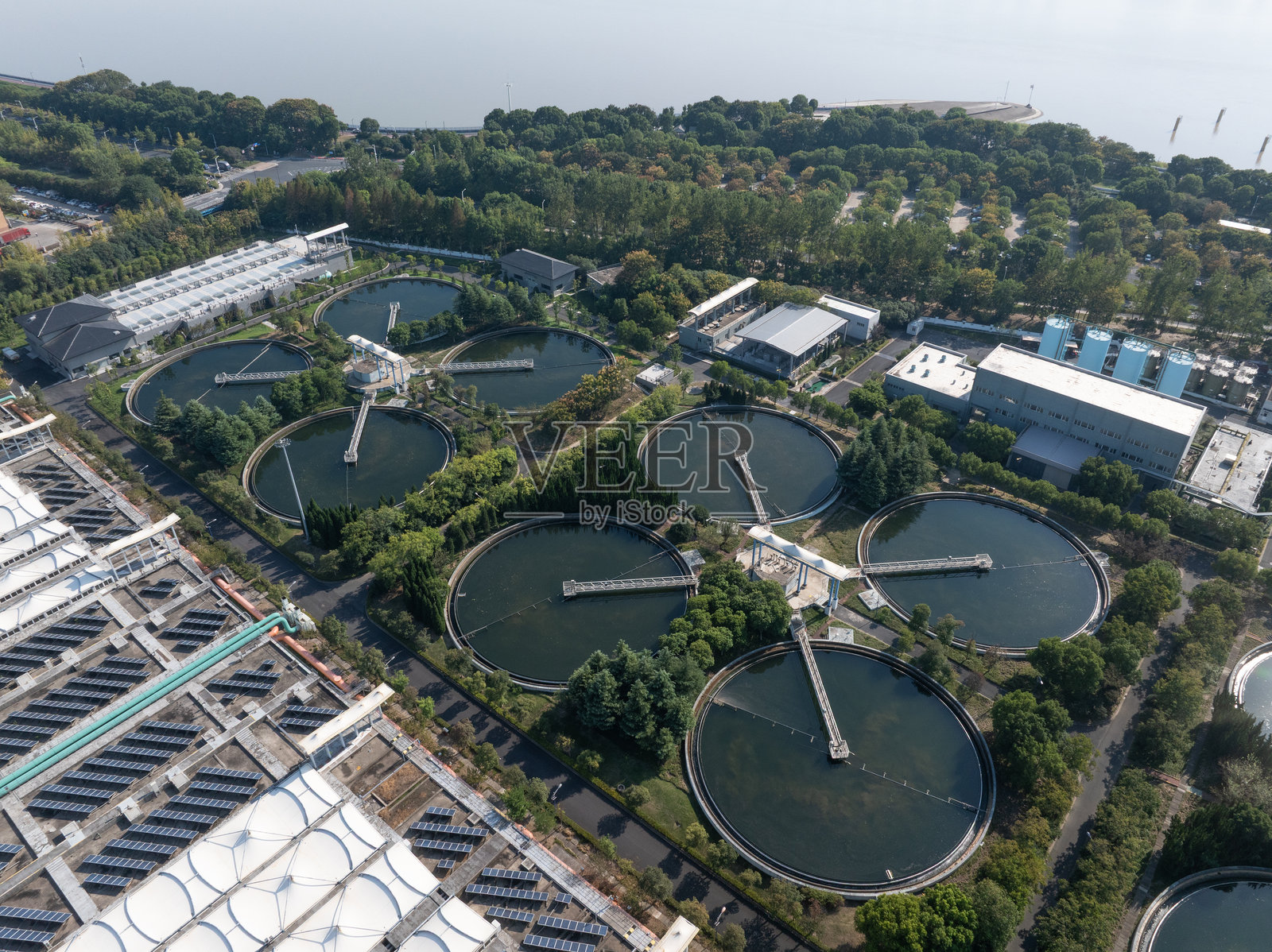 污水处理厂圆形水池航拍照片摄影图片