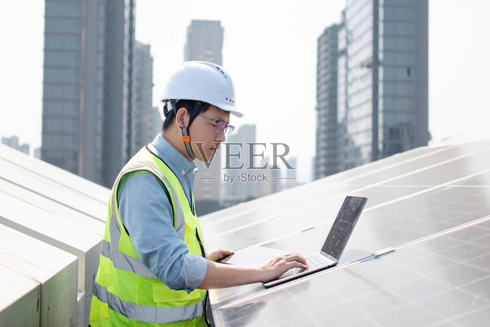 运维人员检修光伏设备照片摄影图片