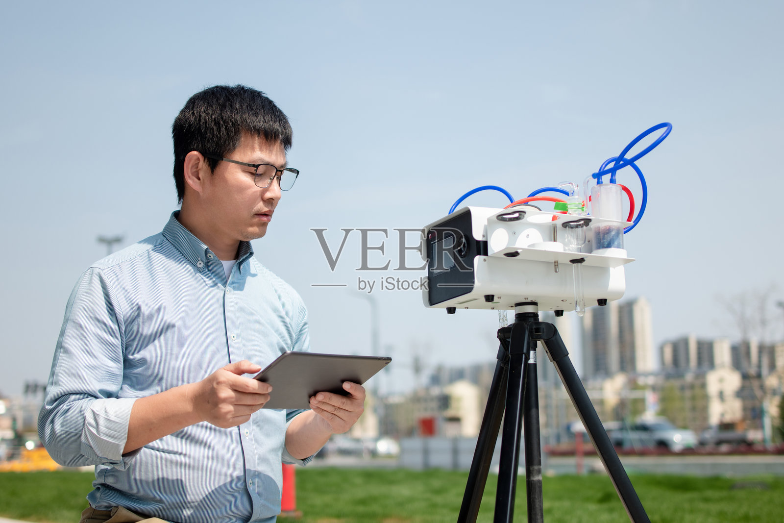 男子操作环境监测设备照片摄影图片