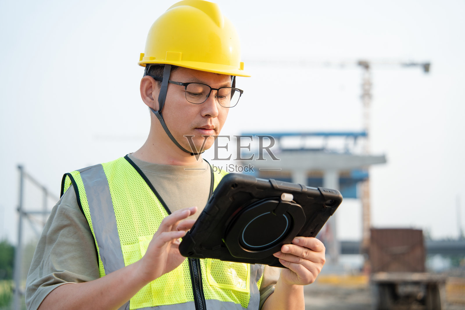 工地工程师戴安全帽用平板照片摄影图片