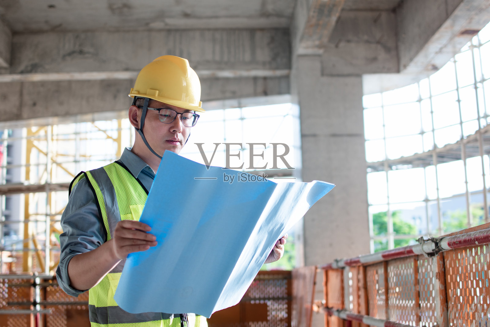 工地工程师看施工蓝图照片摄影图片