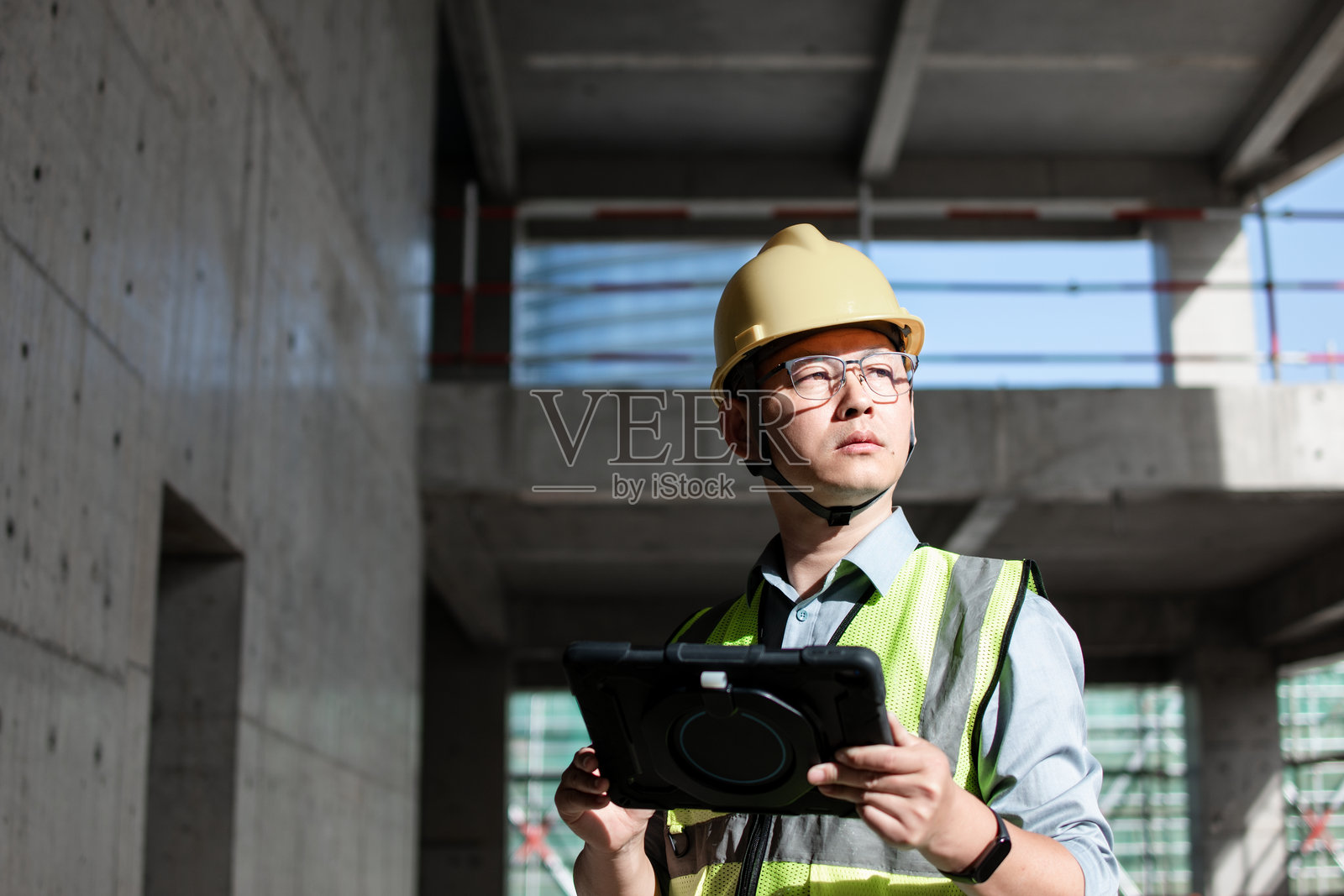 工地男工程师持平板工作照片摄影图片