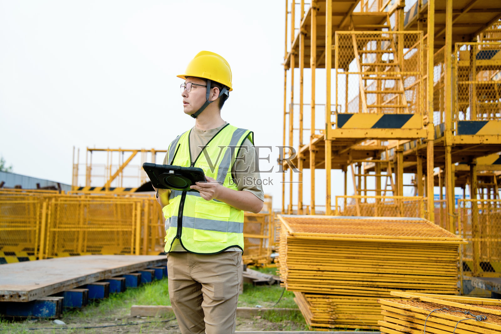 工地男工程师持平板工作照片摄影图片
