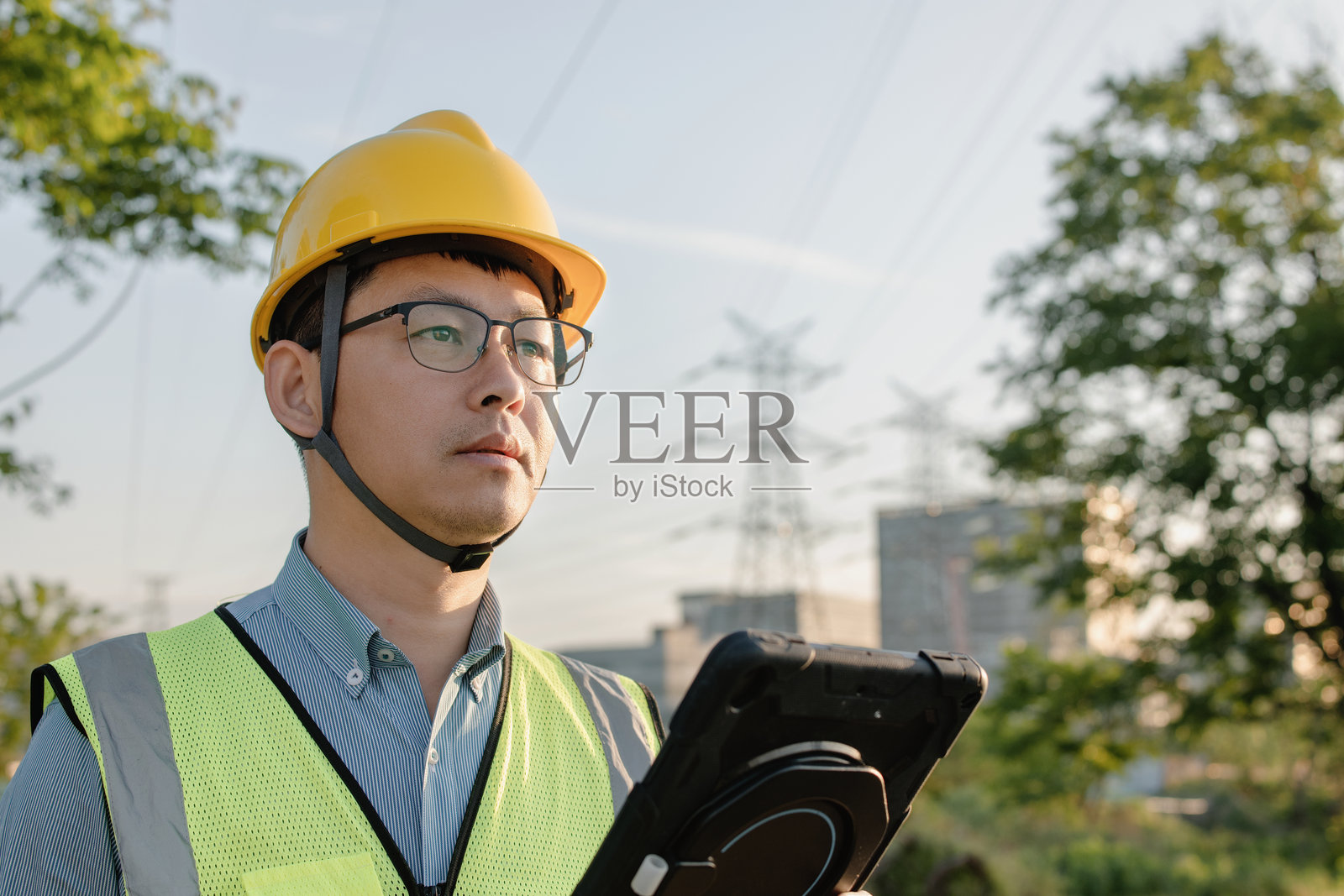 电力工程师户外作业照片摄影图片