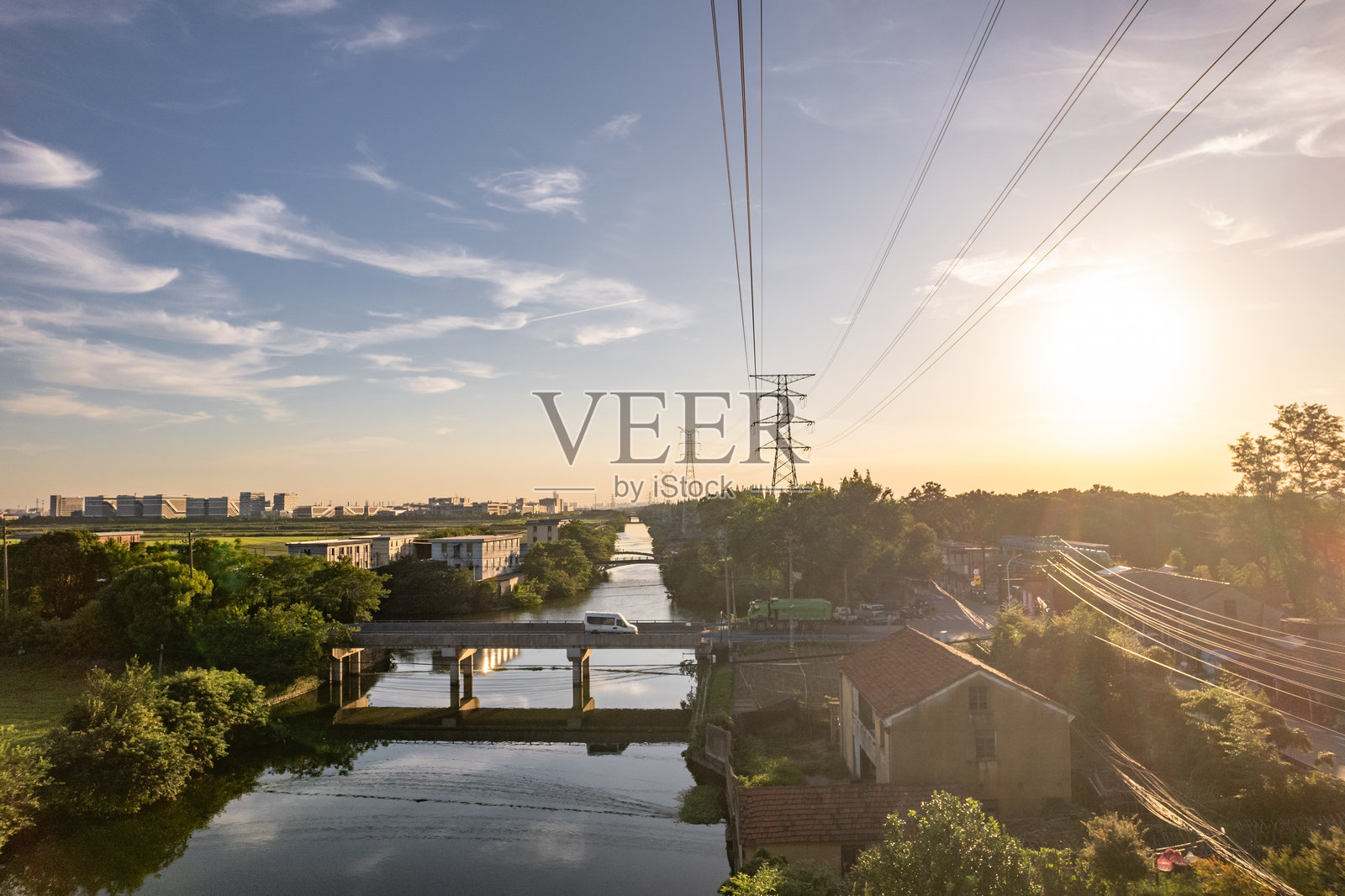 城郊河日落输电塔风光照片摄影图片