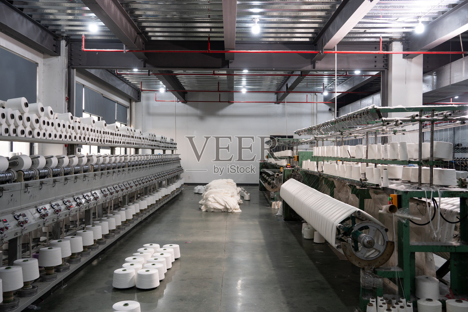 现代化纺织工厂内部设备照片摄影图片