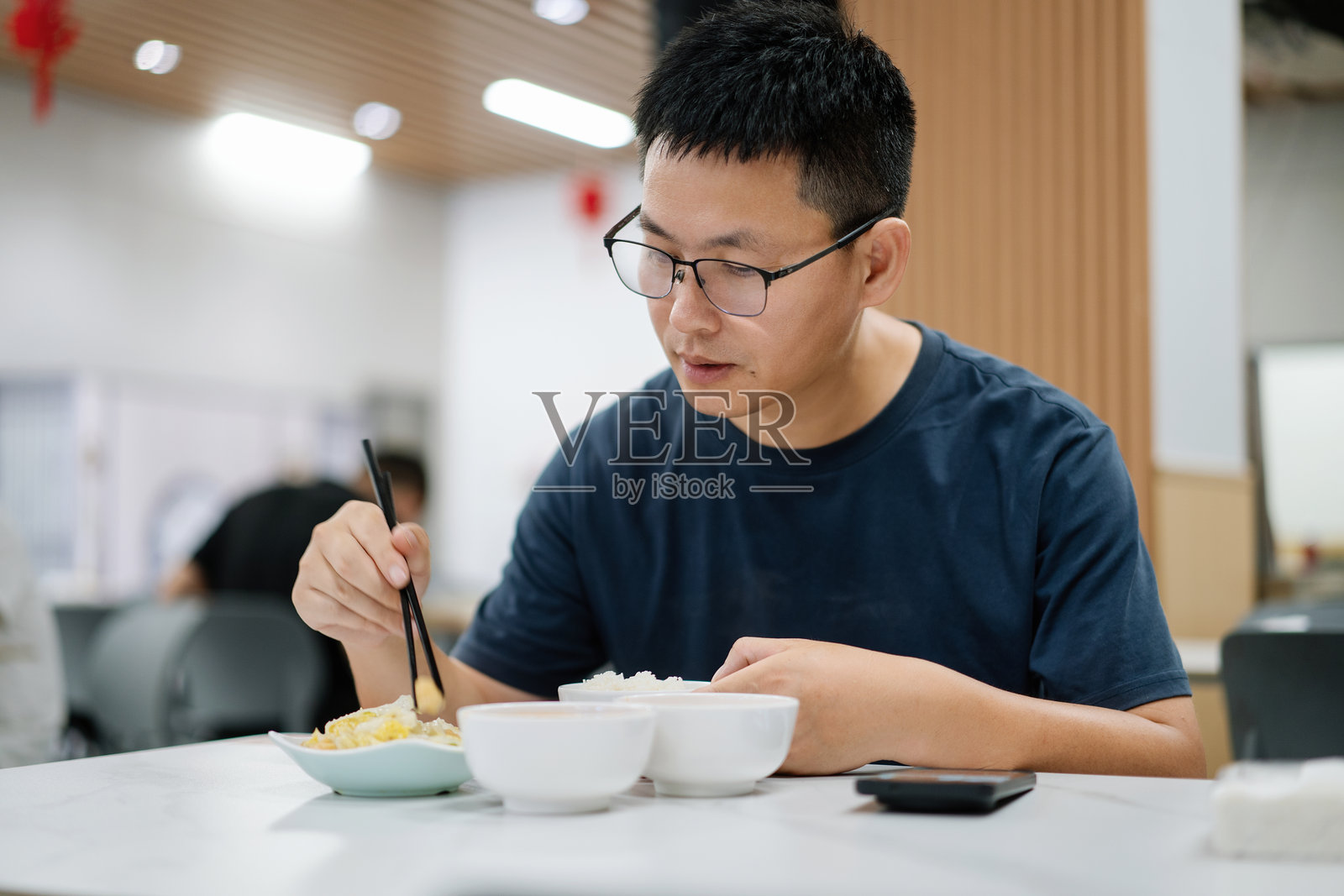 戴眼镜男子室内用餐照片摄影图片