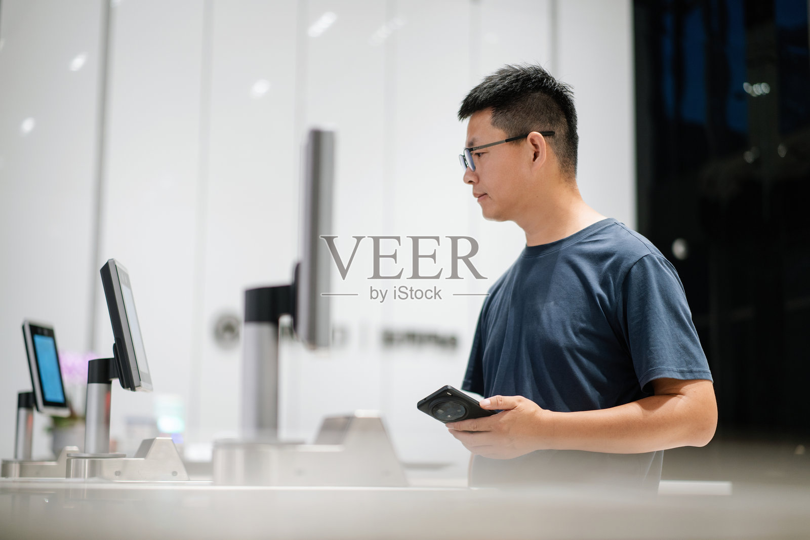 男子持手机在闸机前照片摄影图片