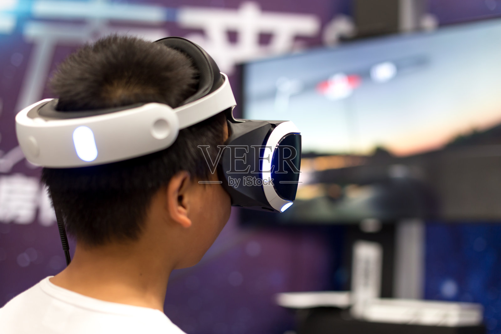 男孩佩戴VR眼镜体验虚拟现实照片摄影图片