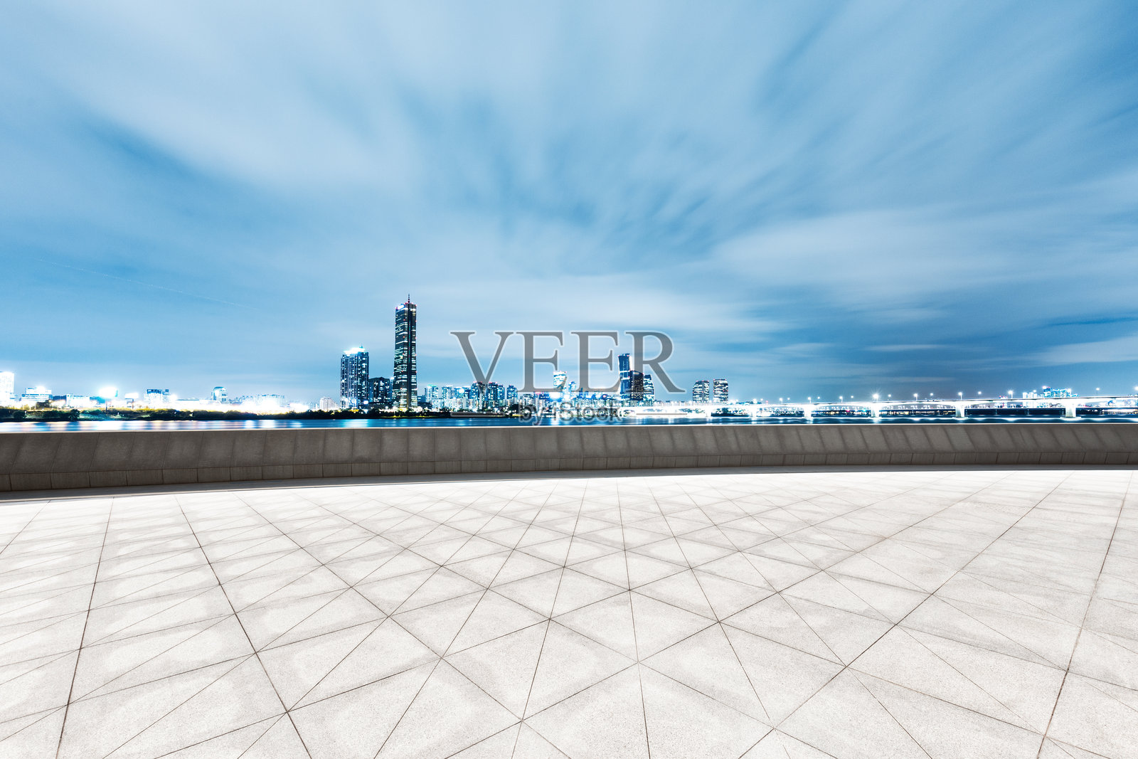 城市天际线夜景与几何铺装广场长曝光摄影照片摄影图片