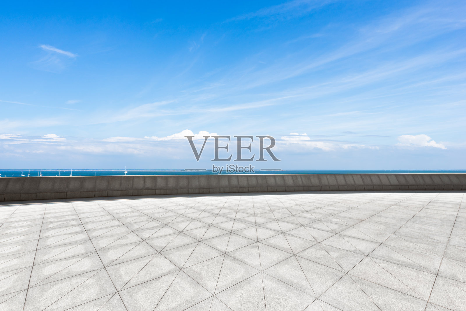 现代灰色几何铺装露台俯瞰蔚蓝海面与晴朗天空照片摄影图片