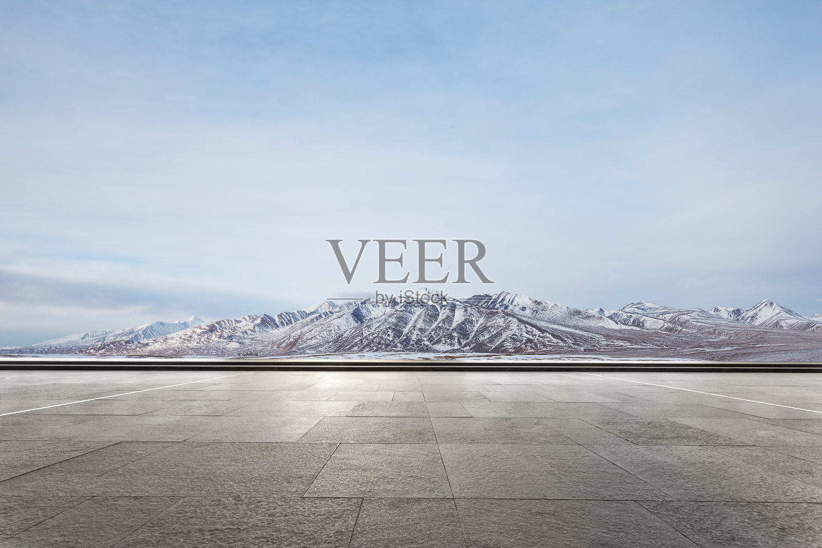 空旷水泥平台前景雪山远景蓝天背景照片摄影图片