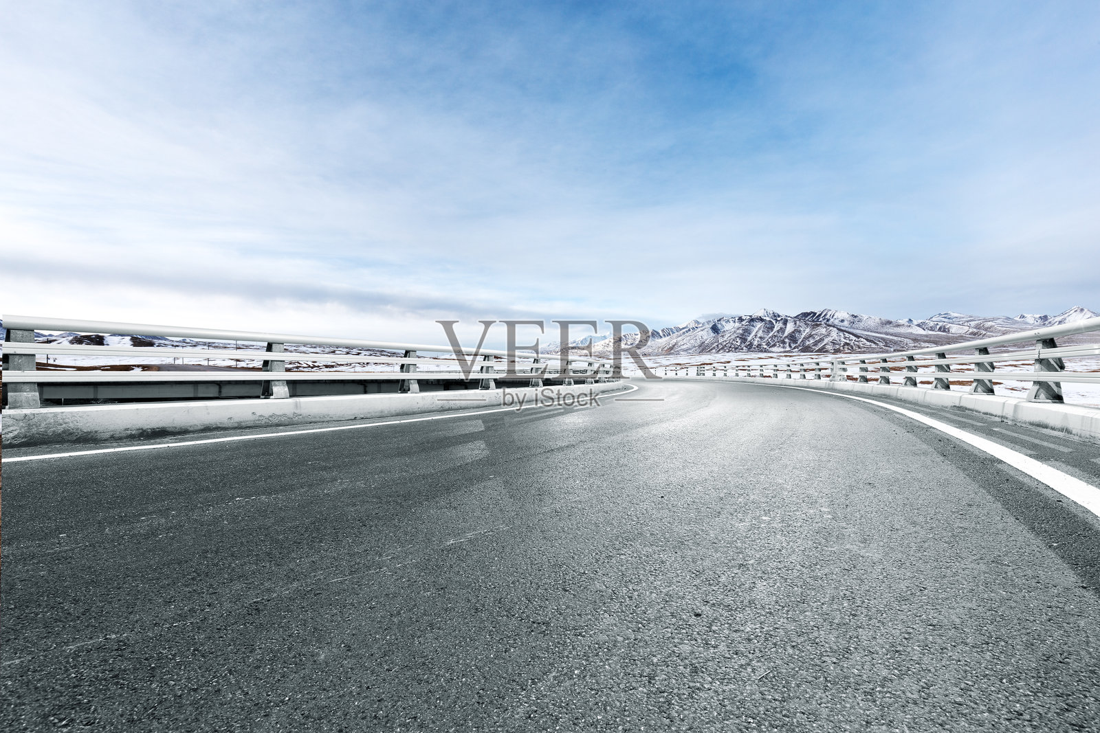 雪后高原公路蜿蜒伸向远山蓝天照片摄影图片