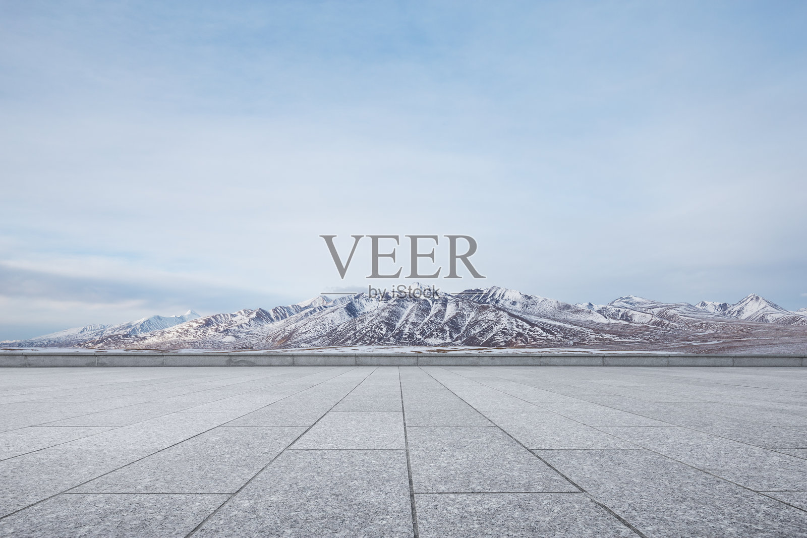 雪覆山脉前灰色铺装广场开阔远景照片摄影图片