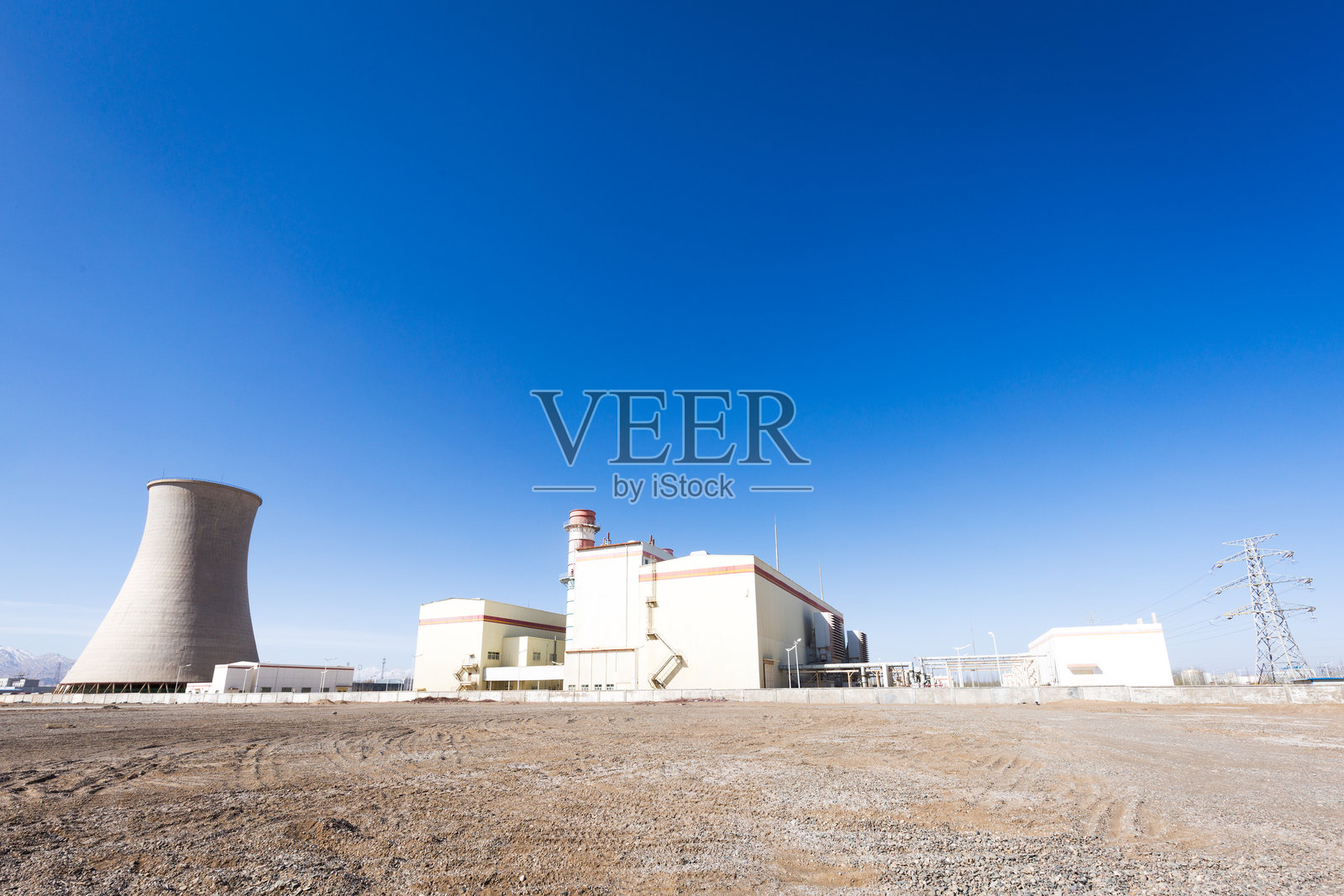 沙漠地区核电站冷却塔与厂房建筑全景照片摄影图片