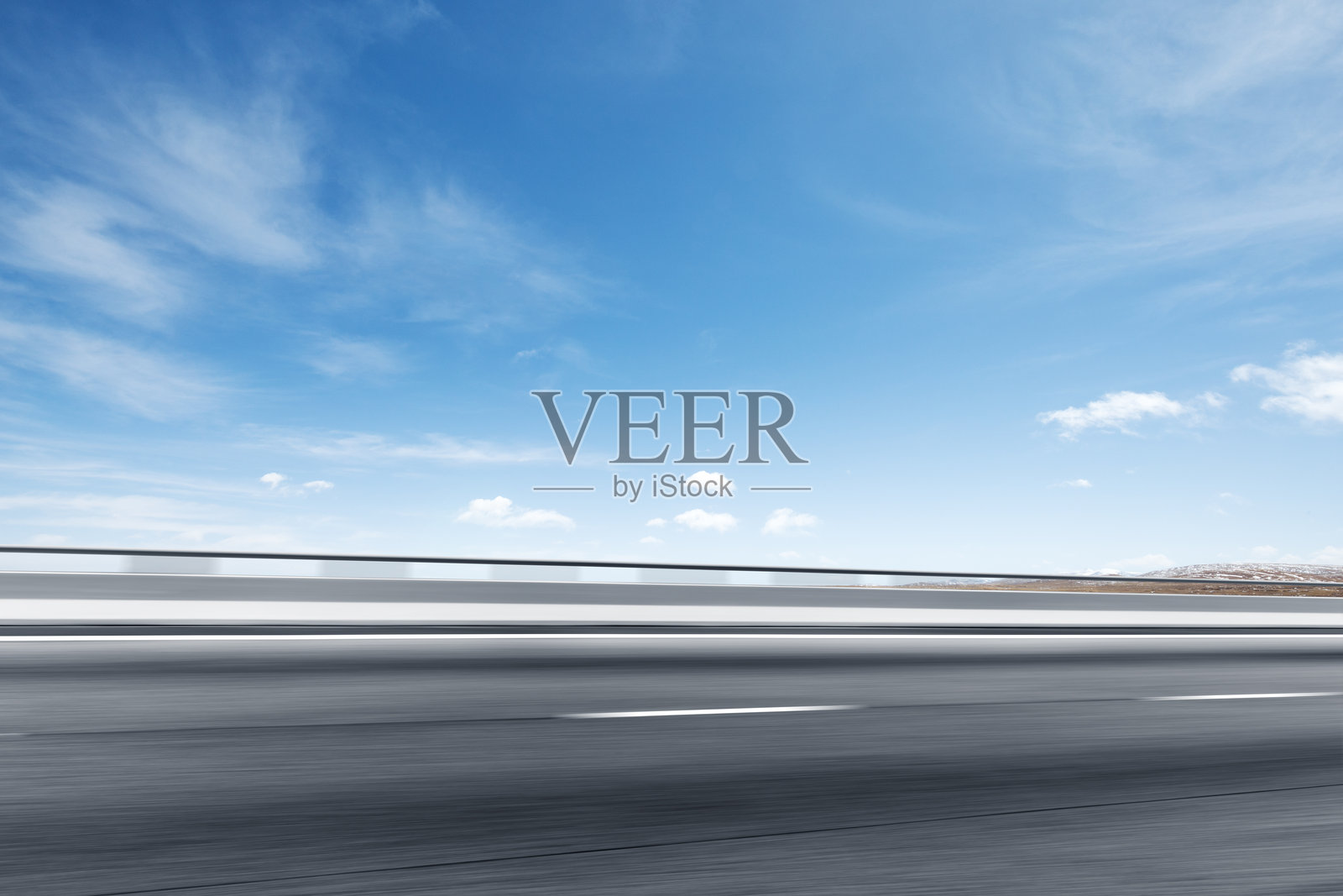 高速公路上空旷路面与蓝天白云背景照片摄影图片
