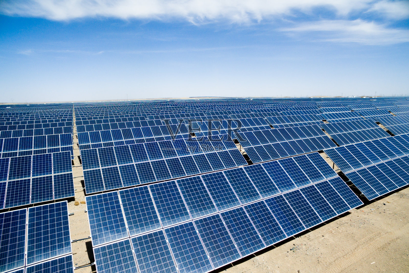 广阔荒漠中整齐排列的大型光伏电站阵列照片摄影图片