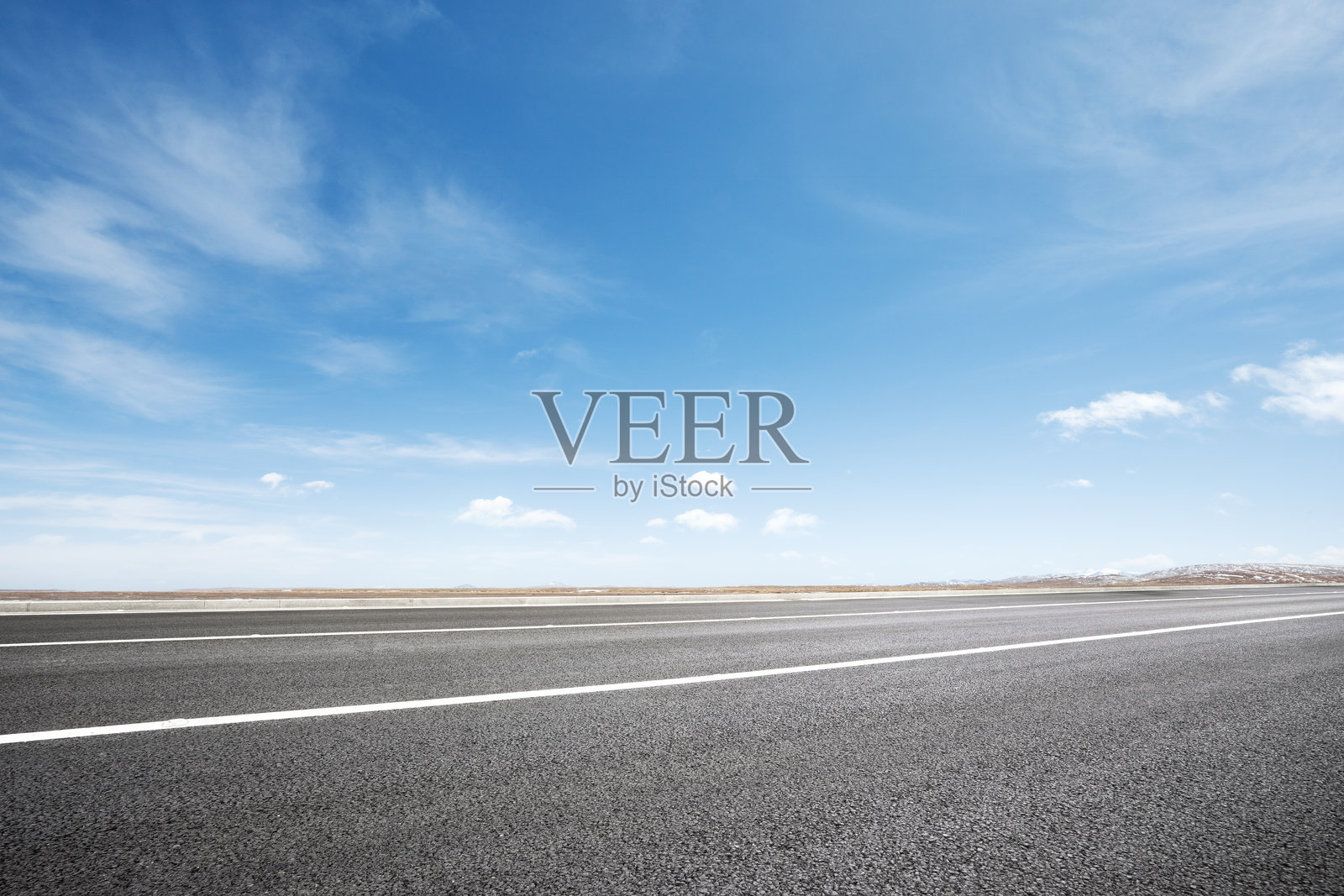 晴朗蓝天下的空旷沥青公路延伸至远方地平线照片摄影图片