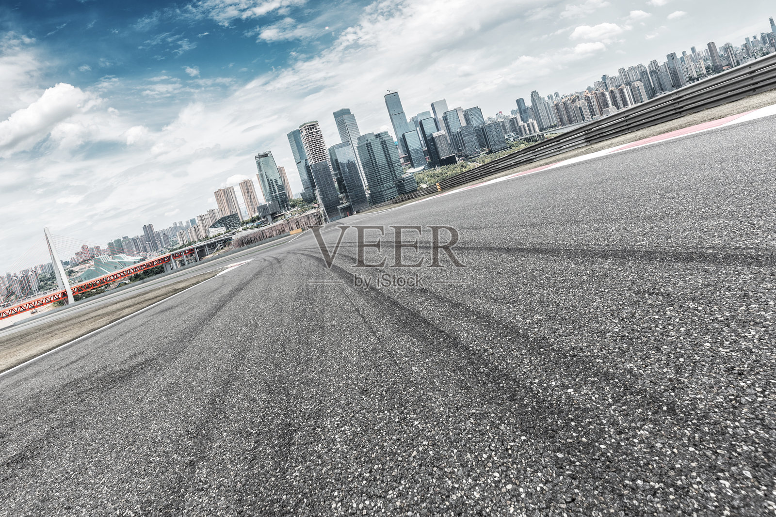 城市天际线背景下的赛道沥青路面特写照片摄影图片