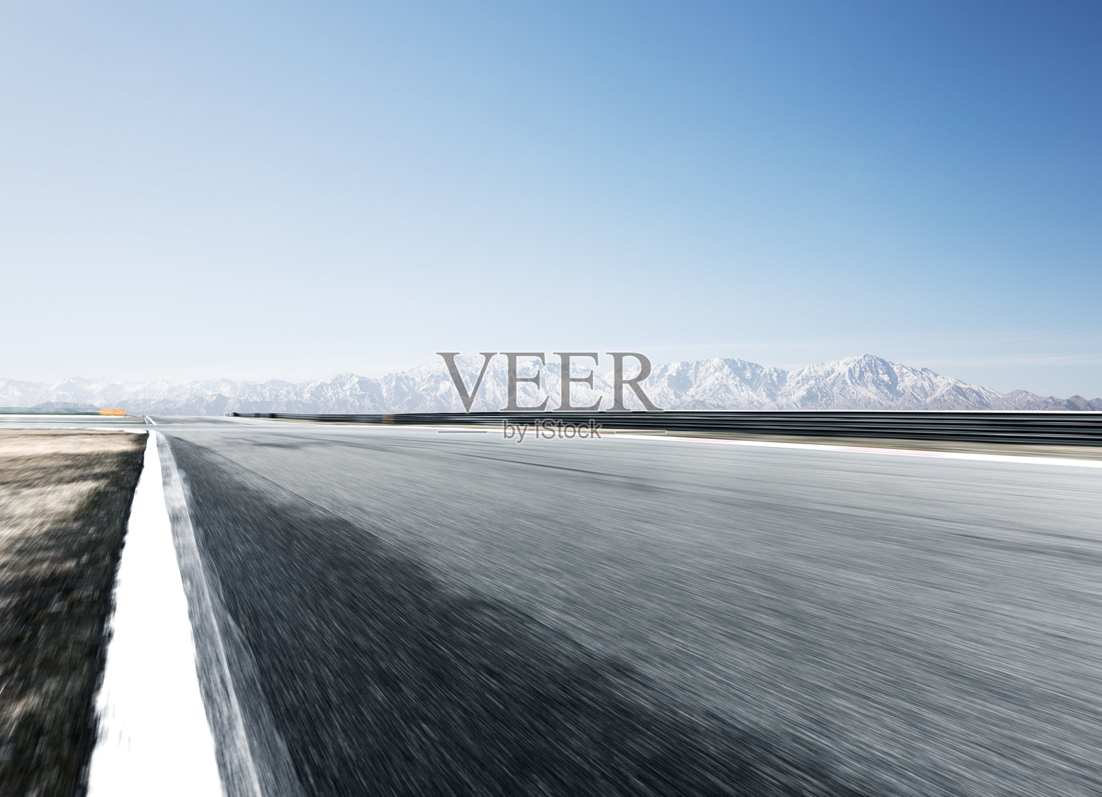 空旷沥青公路延伸至雪山背景下的晴朗天空照片摄影图片