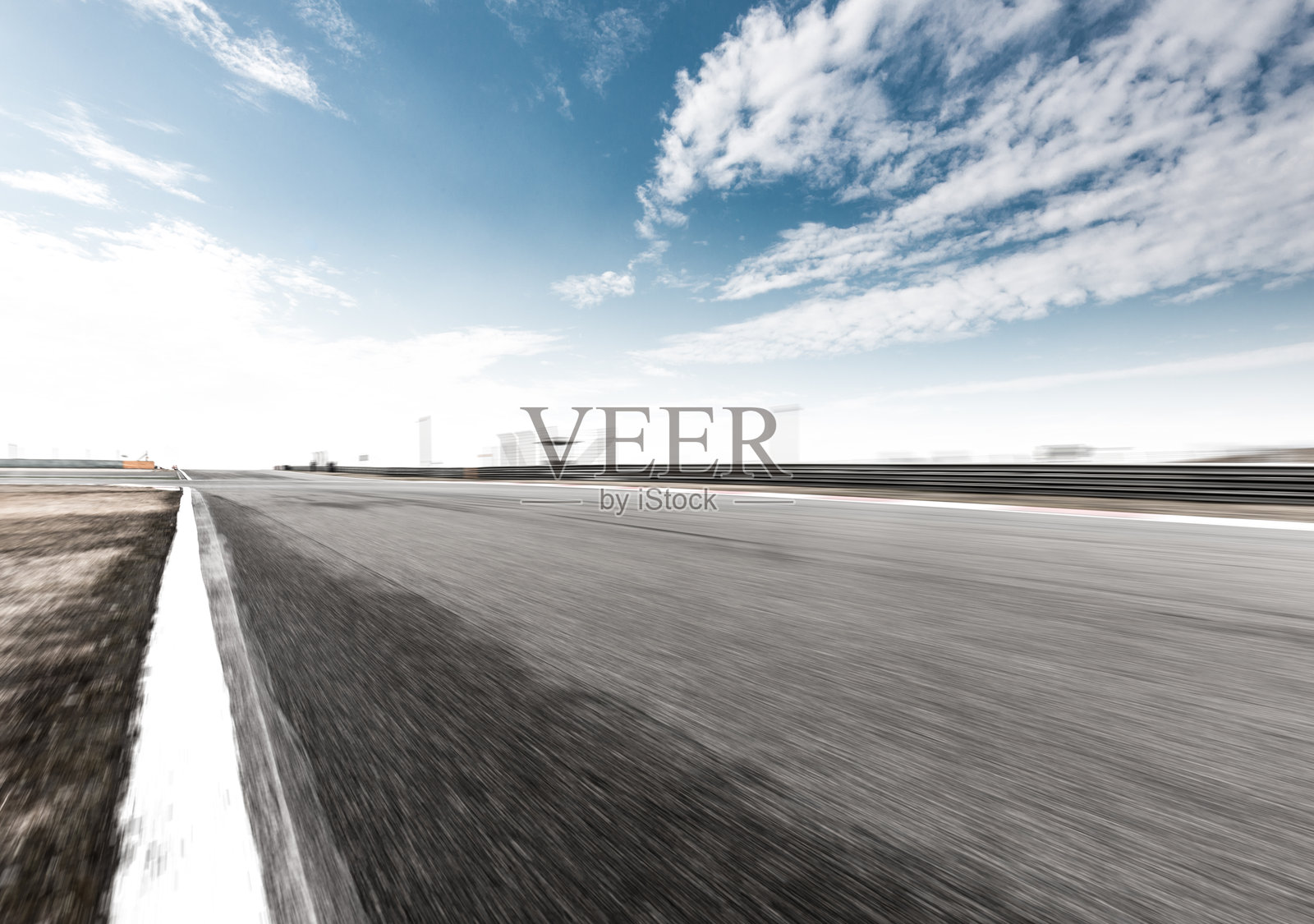 高速赛道空旷沥青路面动态模糊视角蓝天白云背景照片摄影图片