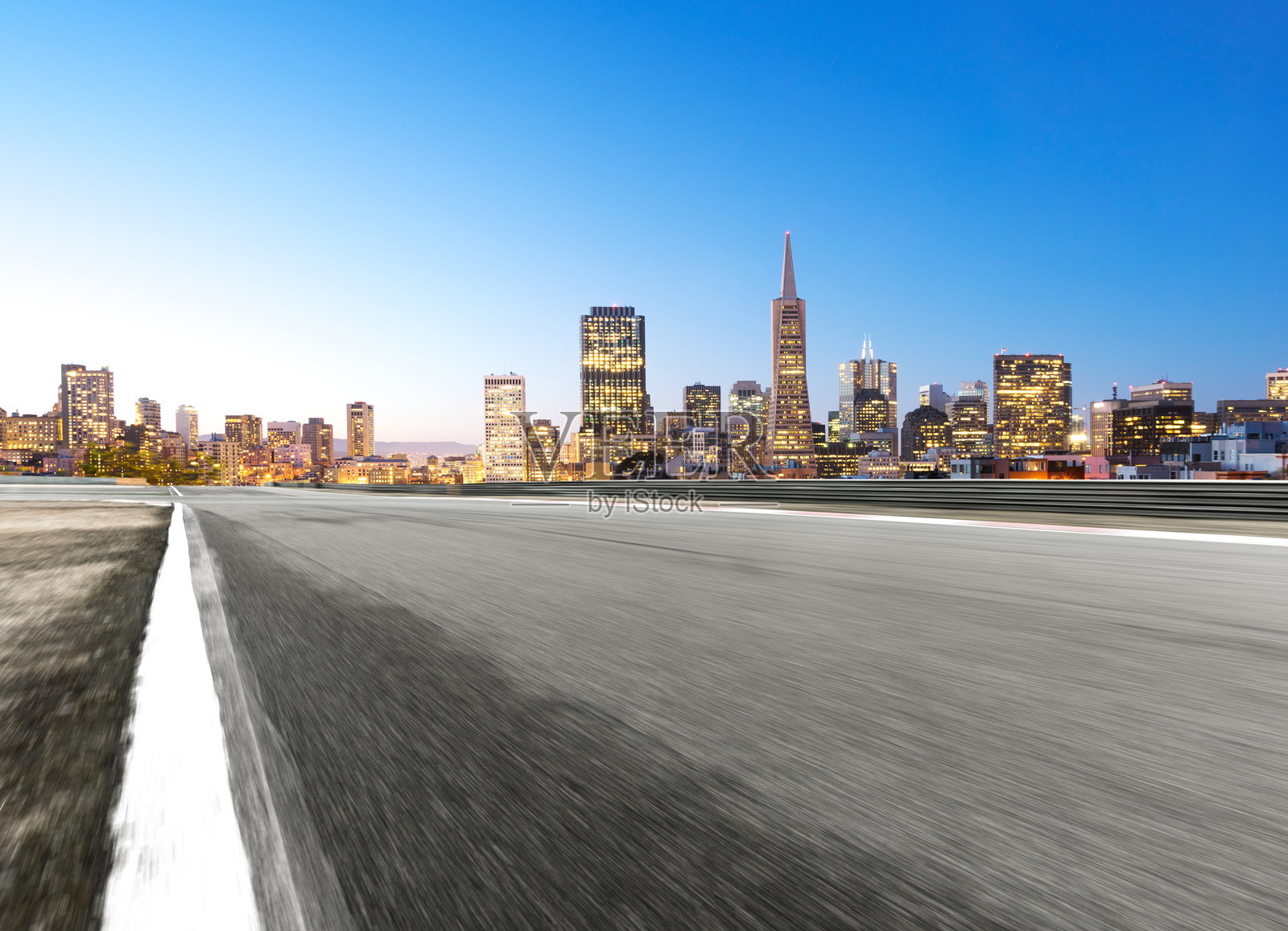 黄昏时分旧金山城市天际线与空旷公路前景照片摄影图片