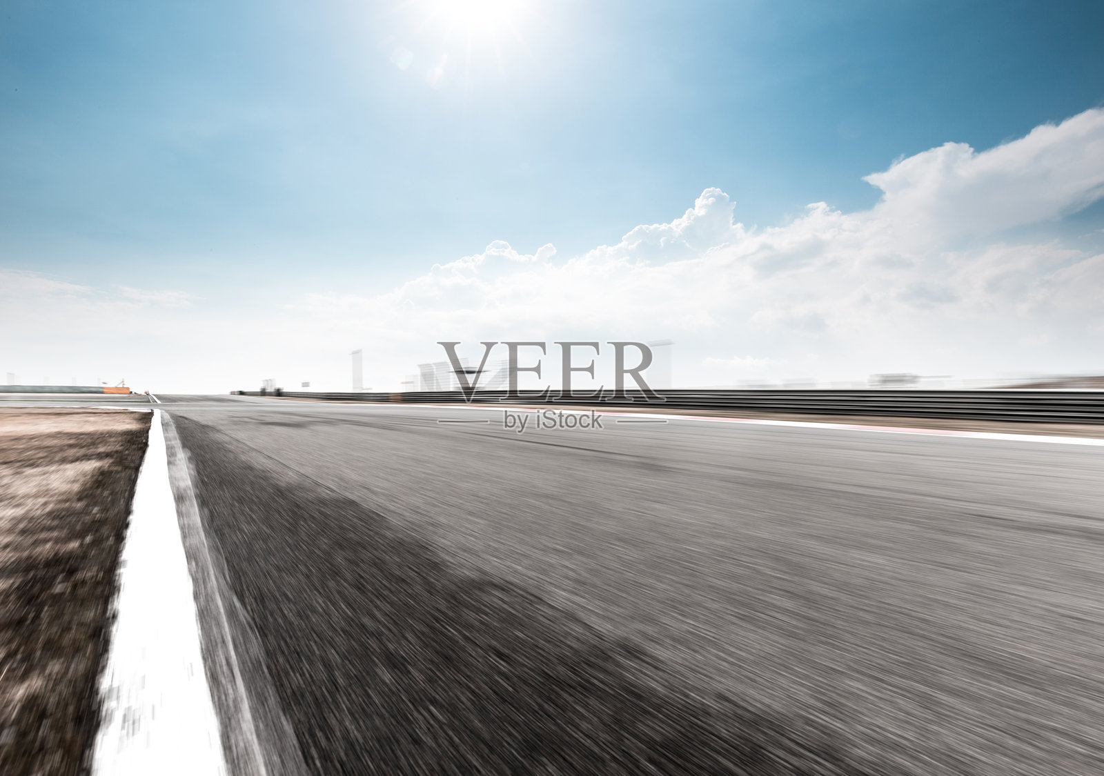 晴空下高速赛道沥青路面动态模糊延展视角照片摄影图片