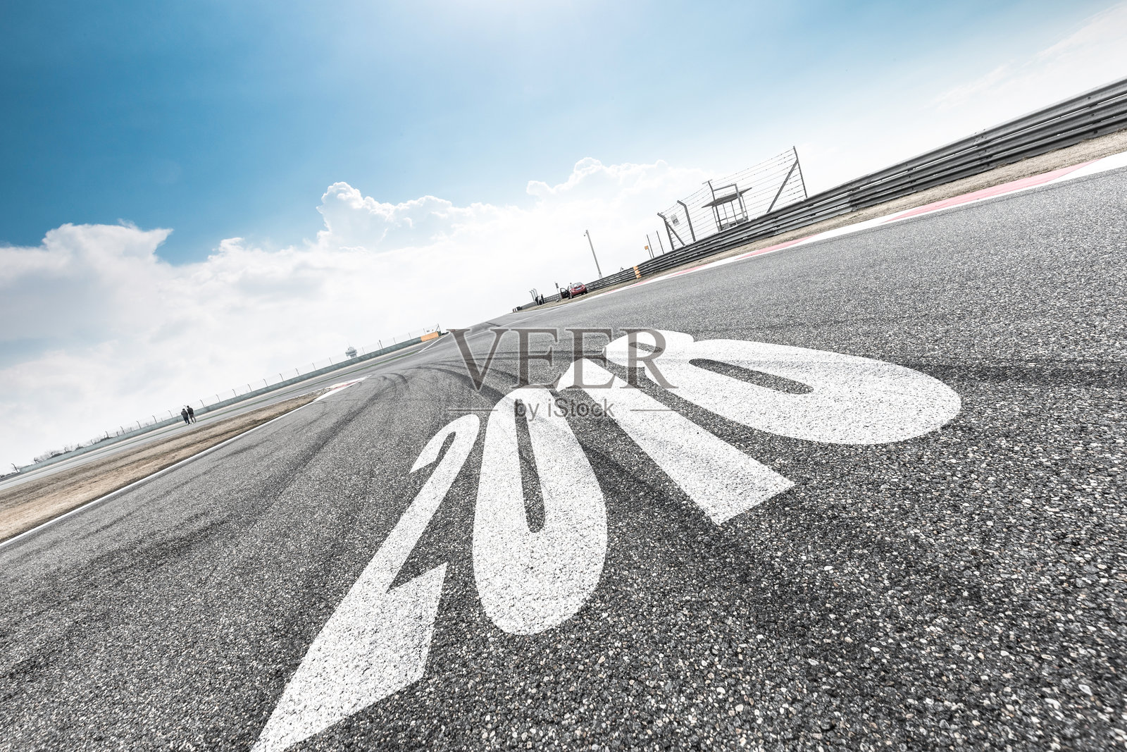 赛道地面喷绘2018数字蓝天白云背景照片摄影图片