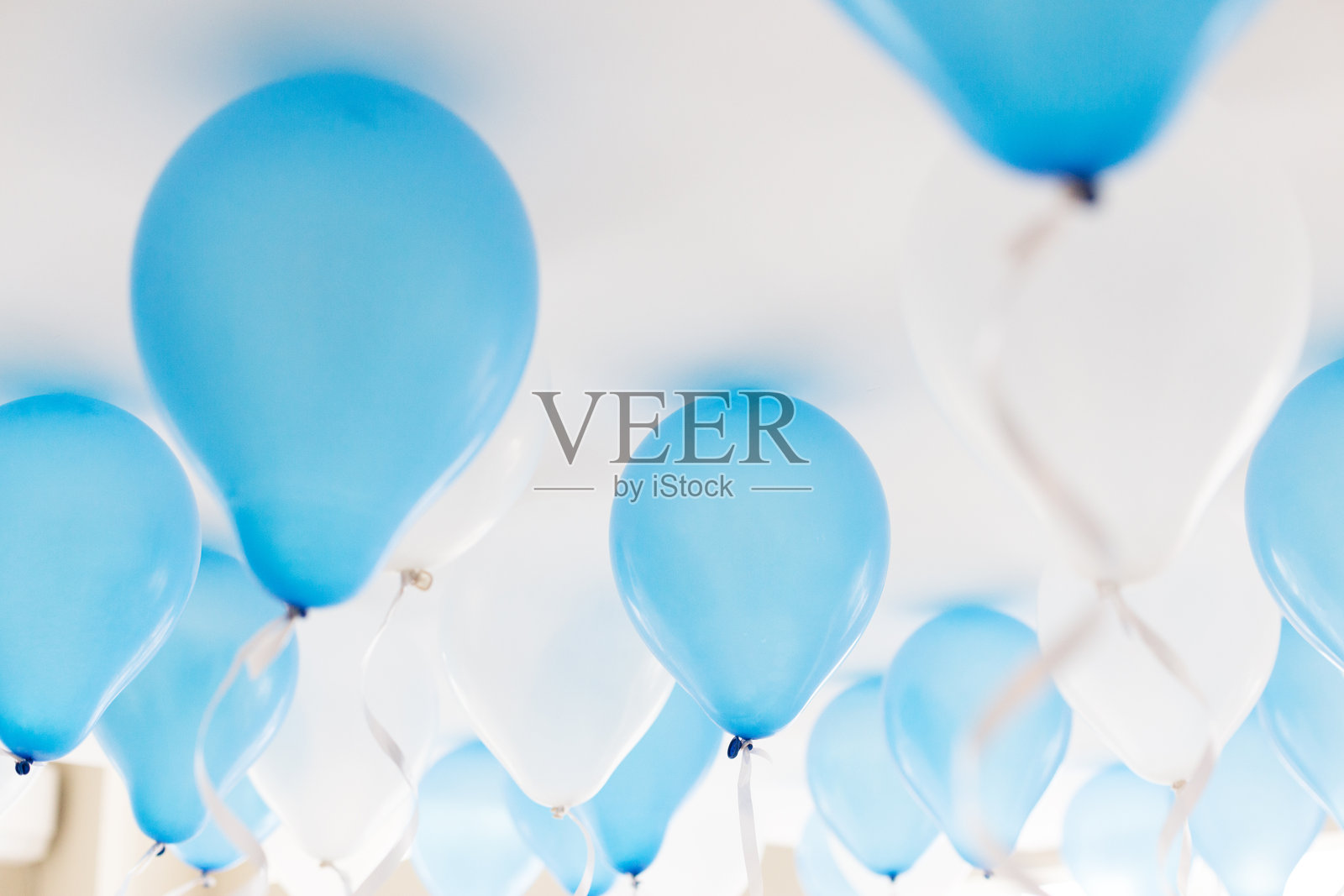 浅蓝色气球悬挂在白色天花板下营造节日氛围照片摄影图片