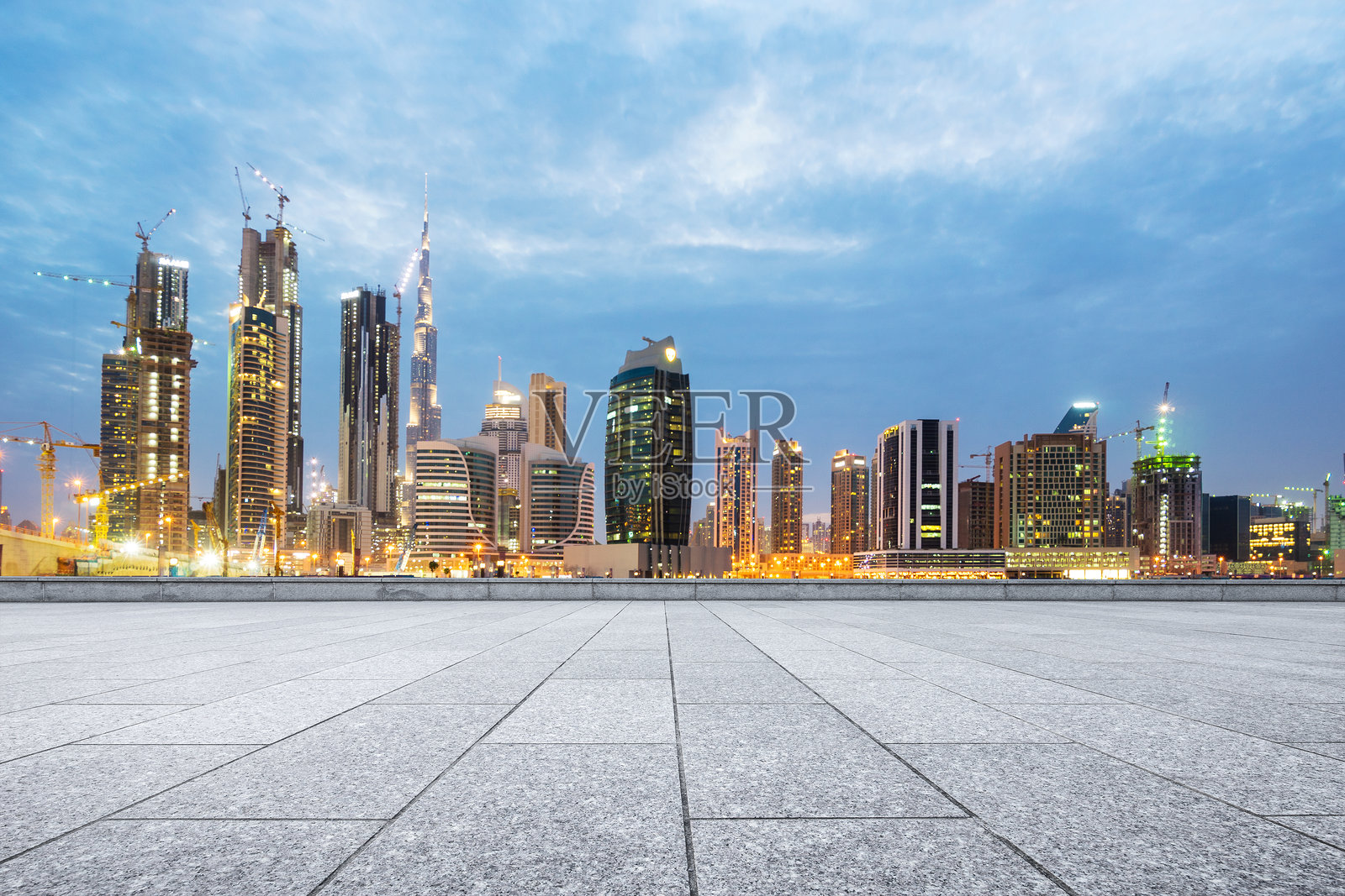 迪拜城市天际线黄昏景观前景为灰色铺装广场照片摄影图片