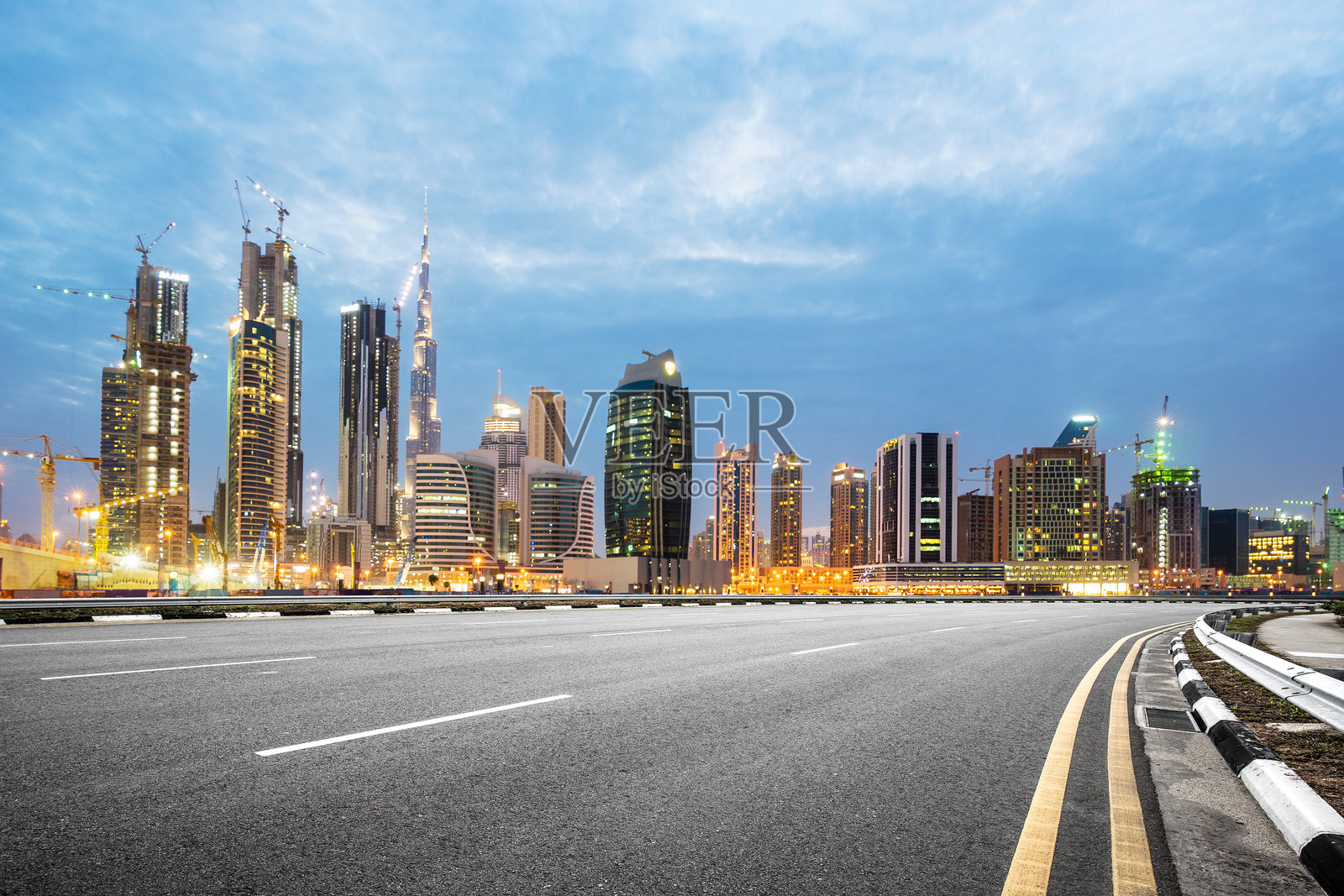迪拜城市天际线黄昏时分空旷道路与在建摩天楼群照片摄影图片